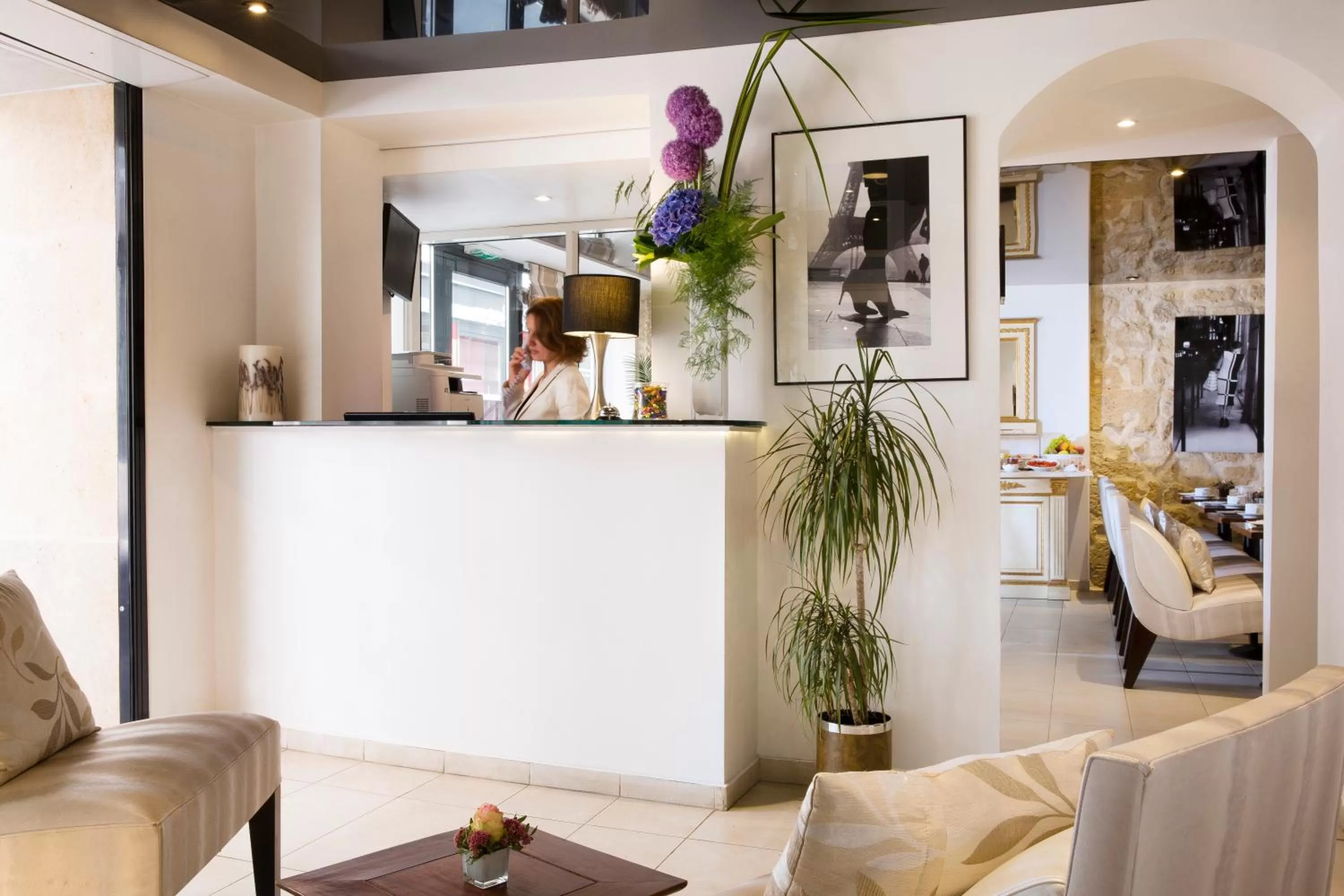 Facade/entrance in Lion d'Or Paris Hotel