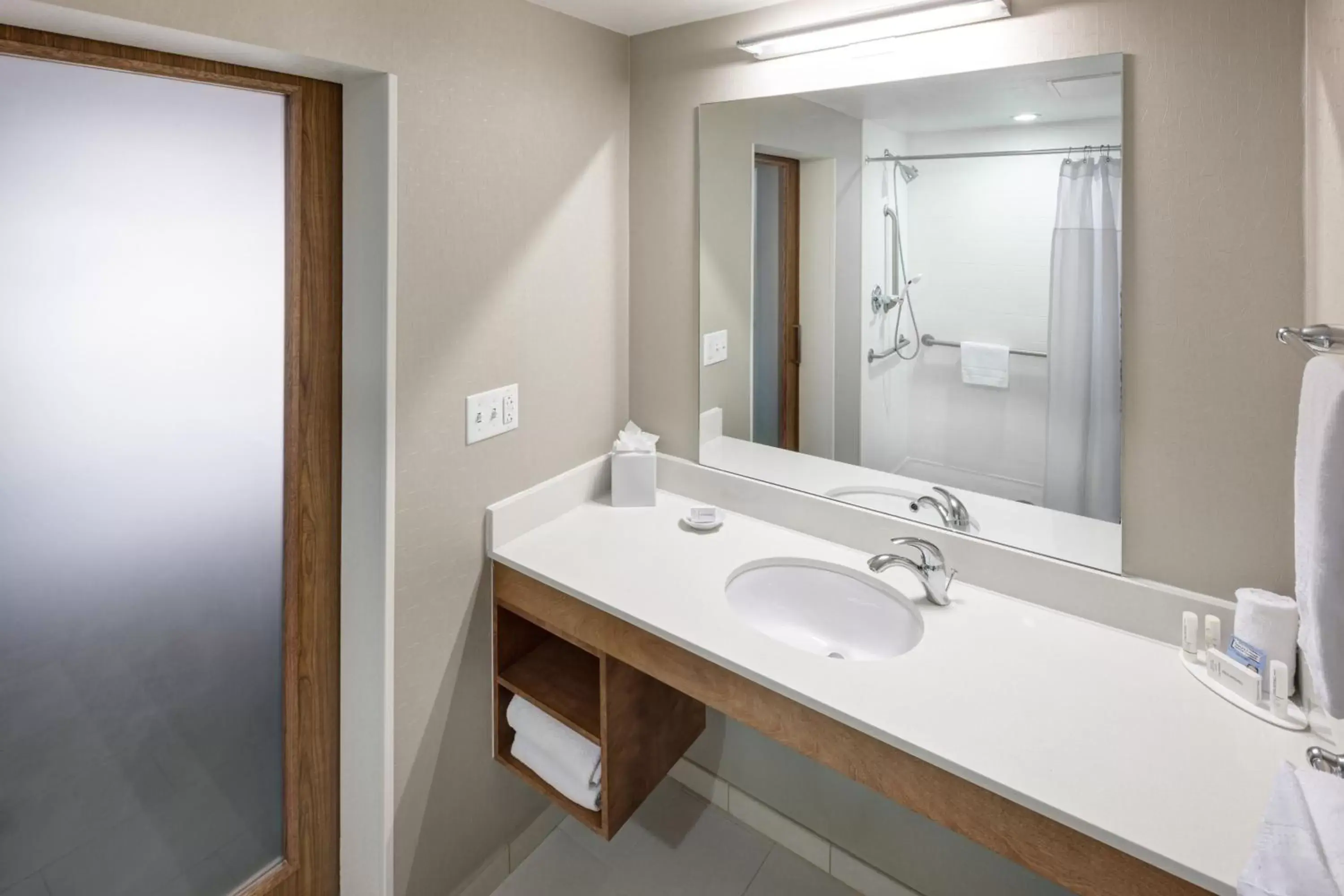 Bathroom in SpringHill Suites by Marriott Salt Lake City Airport