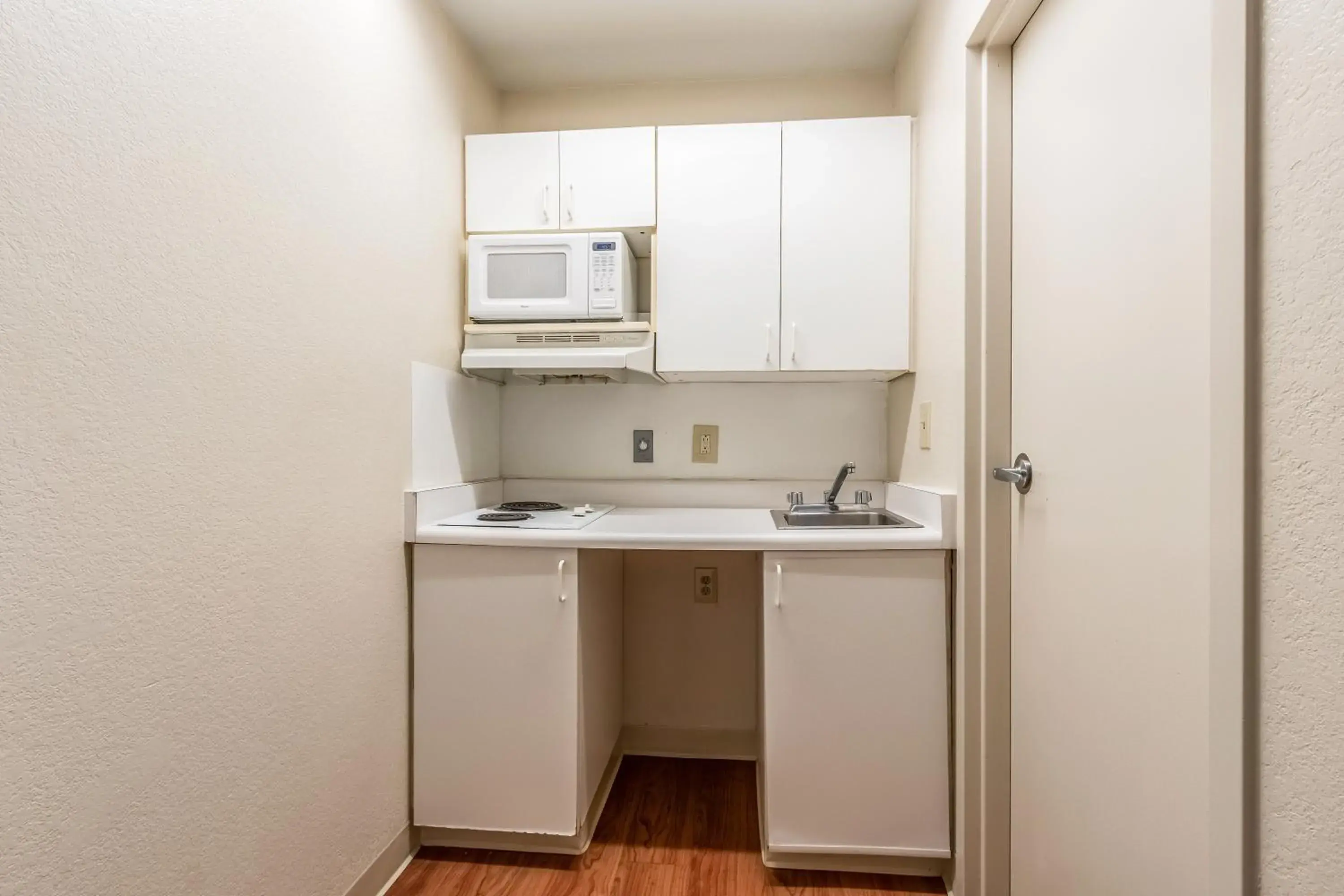 Photo of the whole room, Kitchen/Kitchenette in HomeTowne Studios by Red Roof Phoenix - West