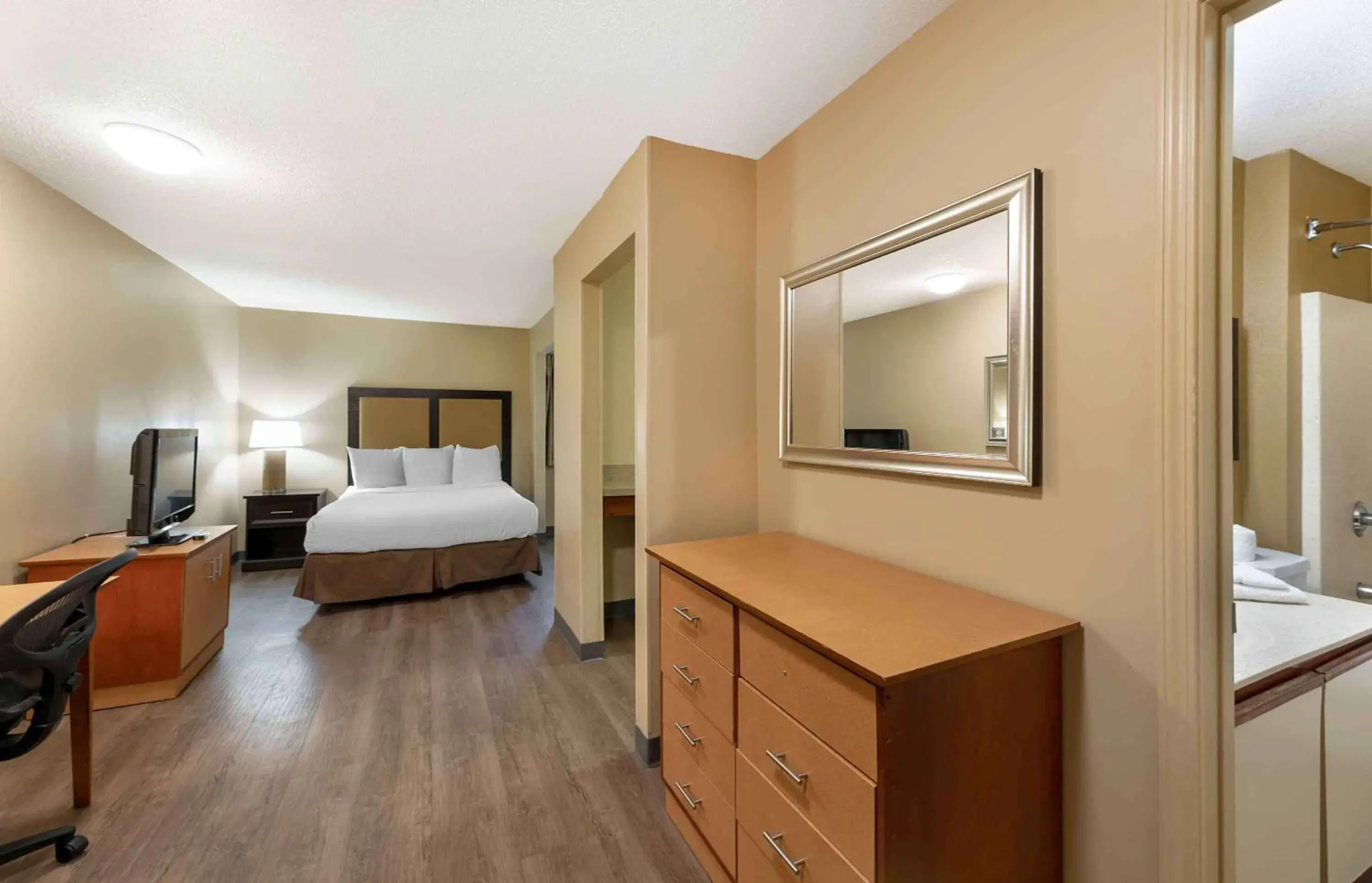 Bedroom, Bed in Extended Stay America Suites - Cleveland - Westlake