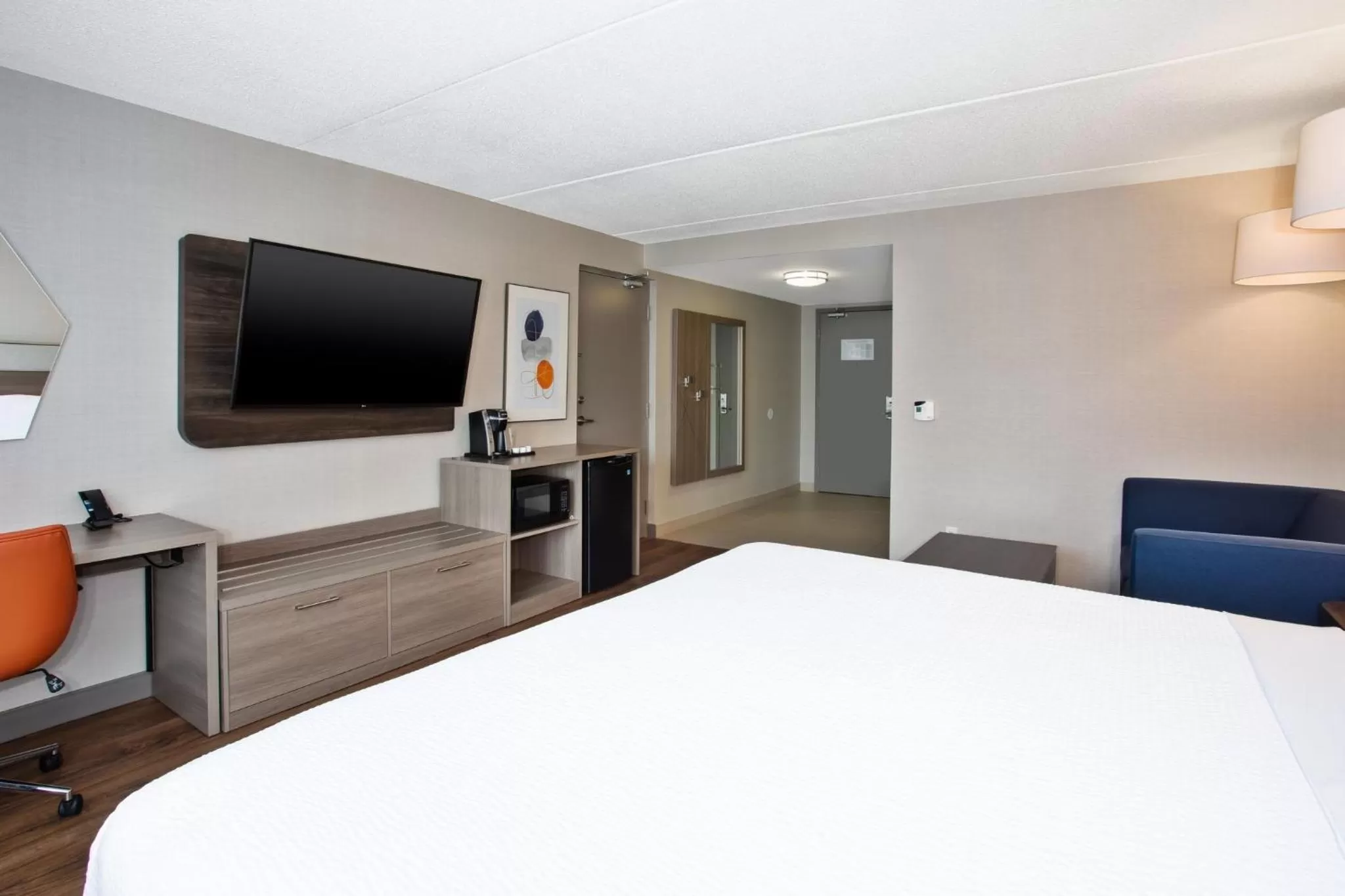 Photo of the whole room, Bed in Holiday Inn Express Kingston Central by IHG