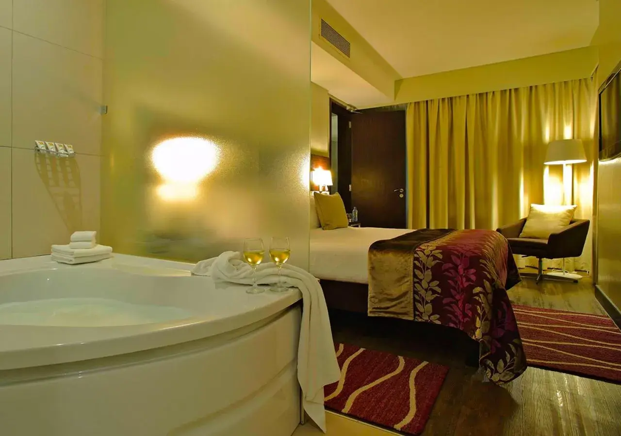 Bathroom, Bed in Eka Hotel Nairobi