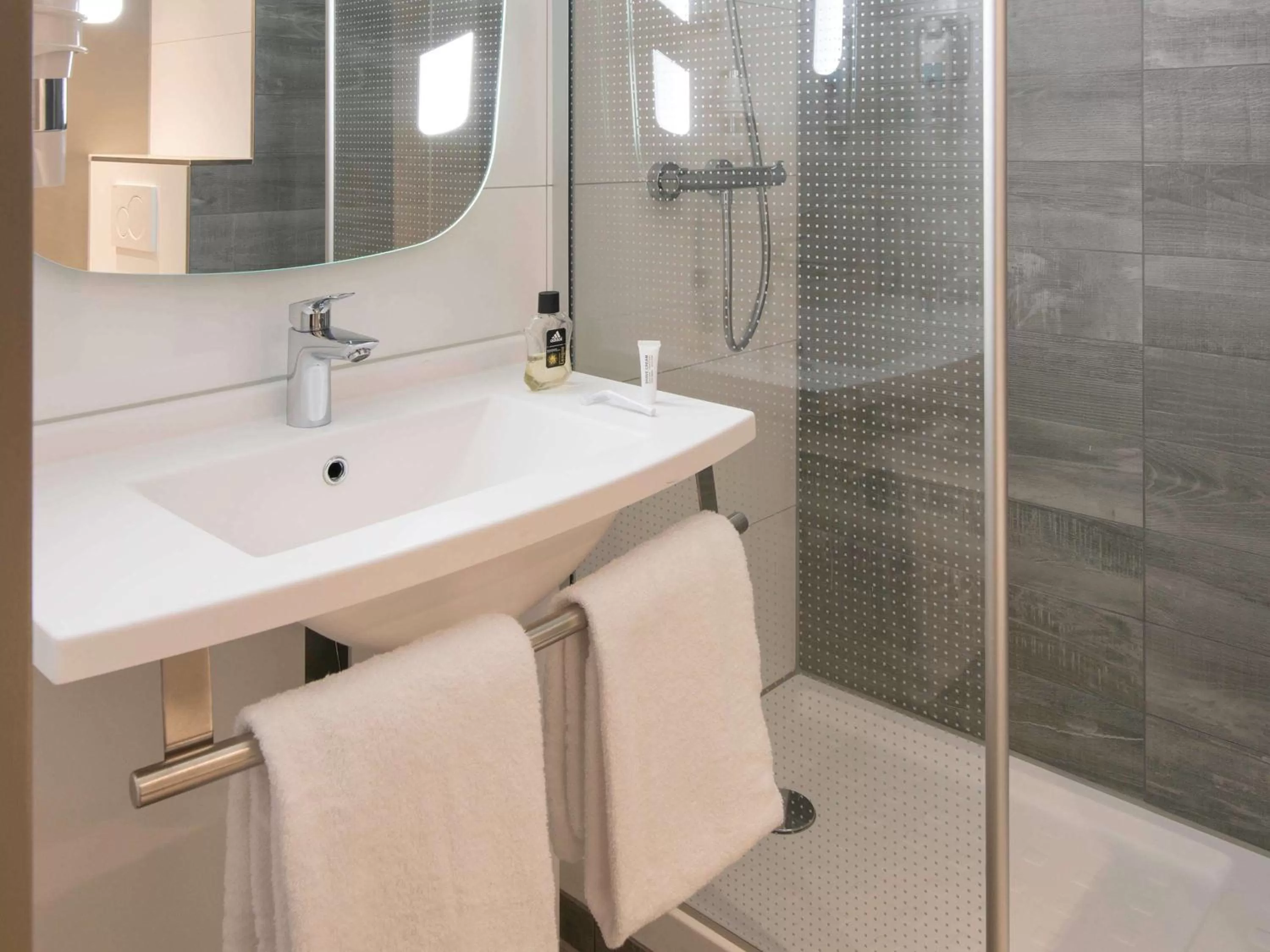 Photo of the whole room in ibis Tilburg