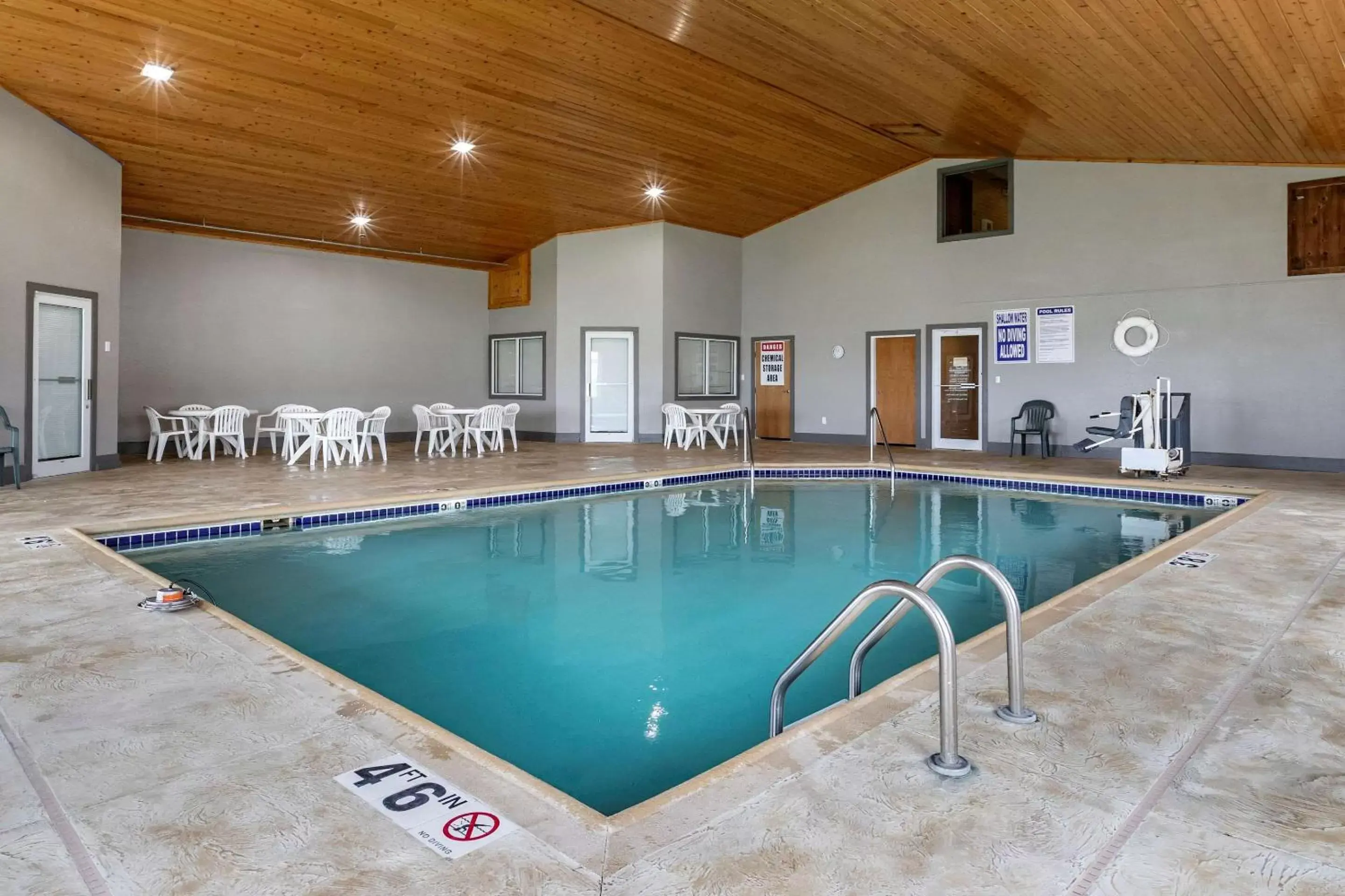 Activities, Swimming Pool in Comfort Inn Dyersville Near the Field of Dreams