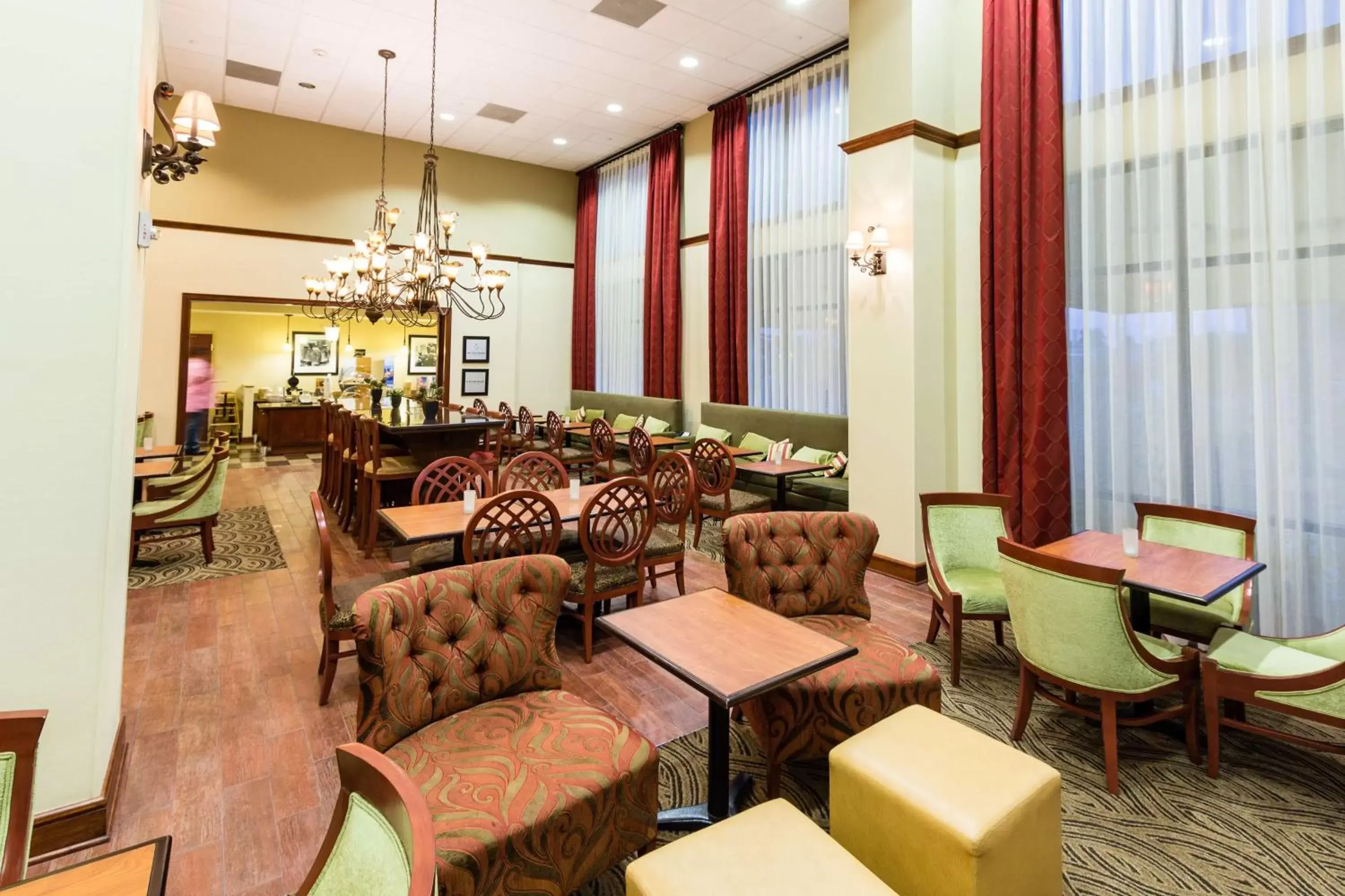 Breakfast, Lounge/Bar in Hampton Inn & Suites Tomball