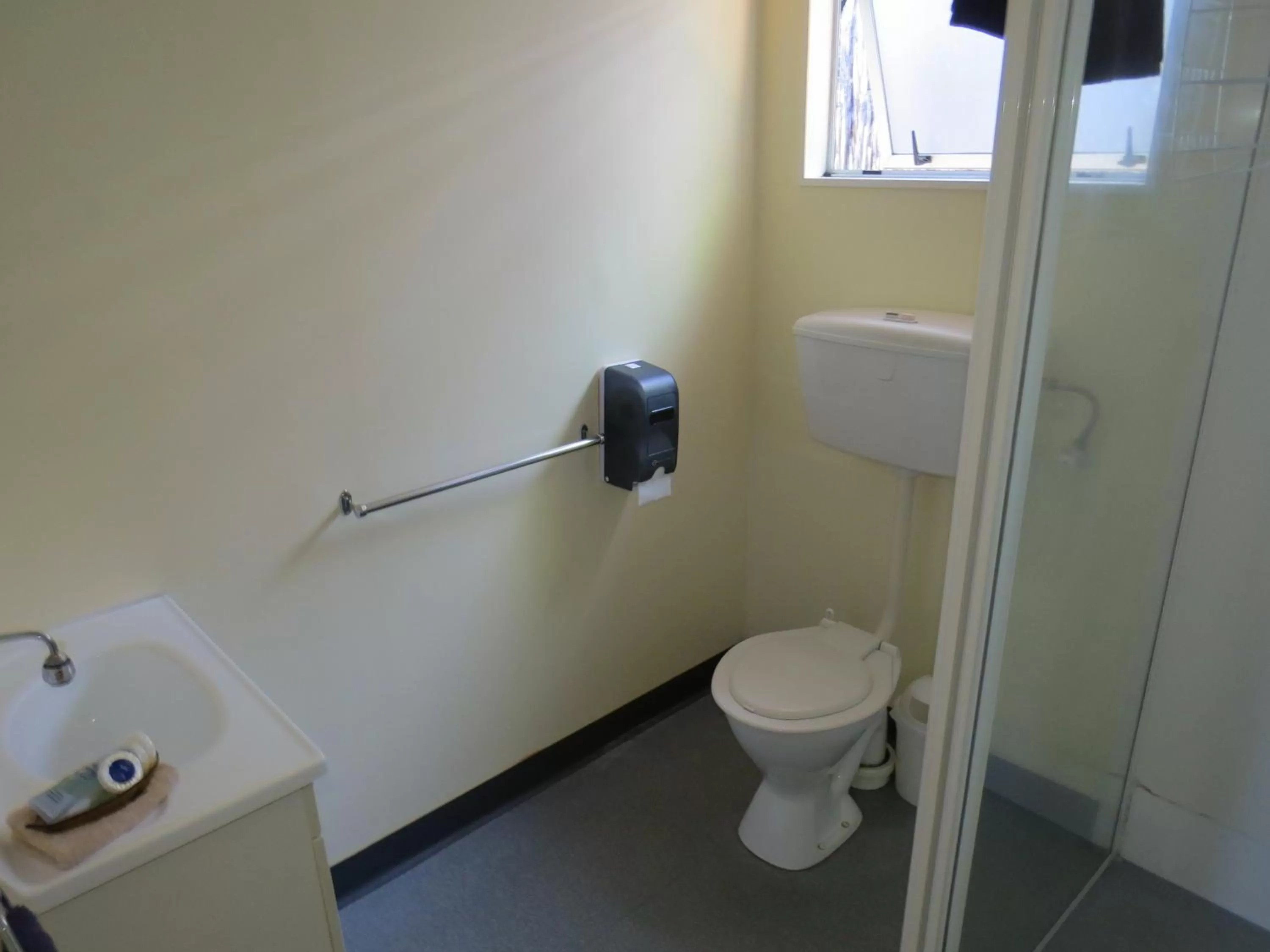 Toilet in Camellia Court Family Motel