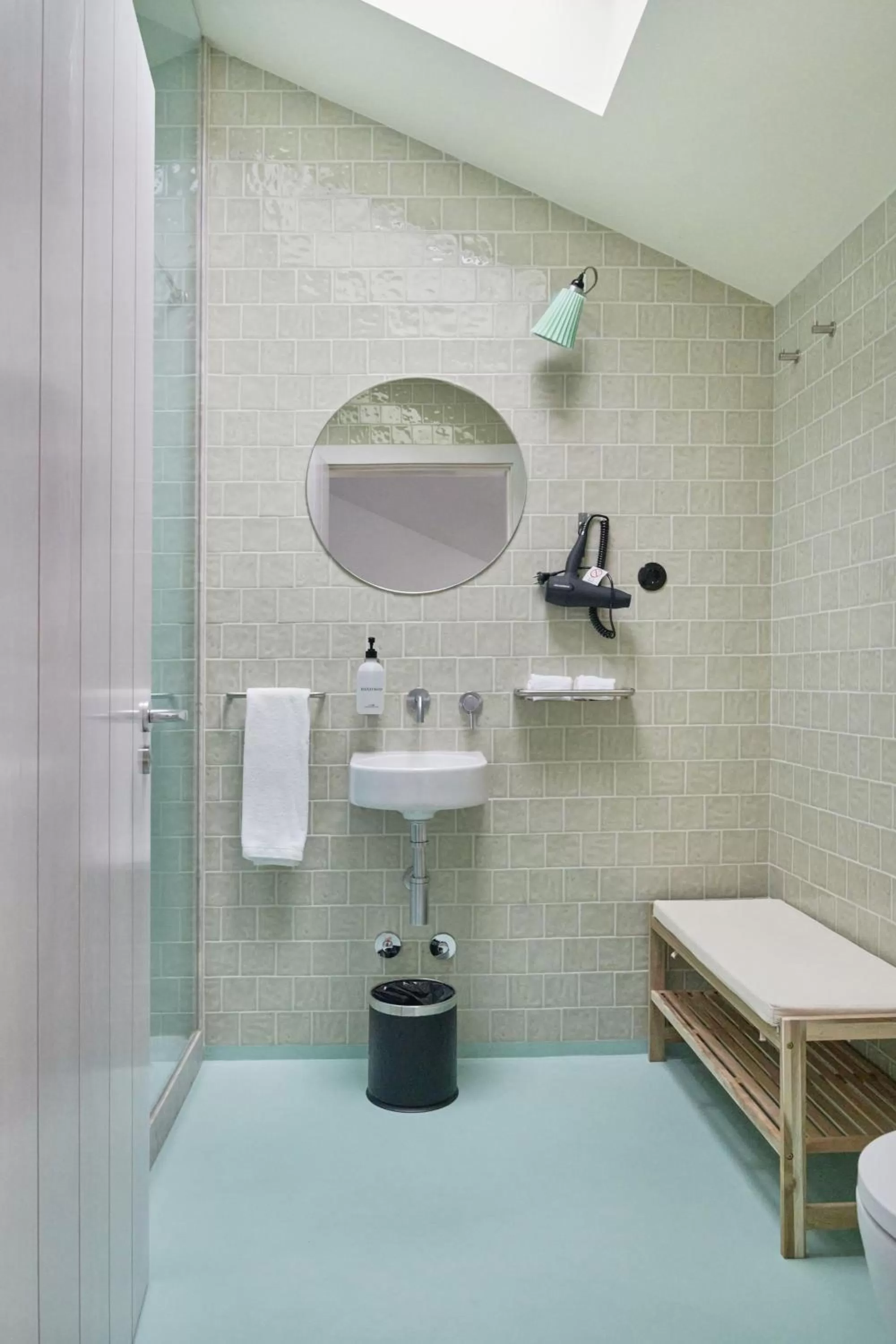 Shower in Cais Urban Lodge