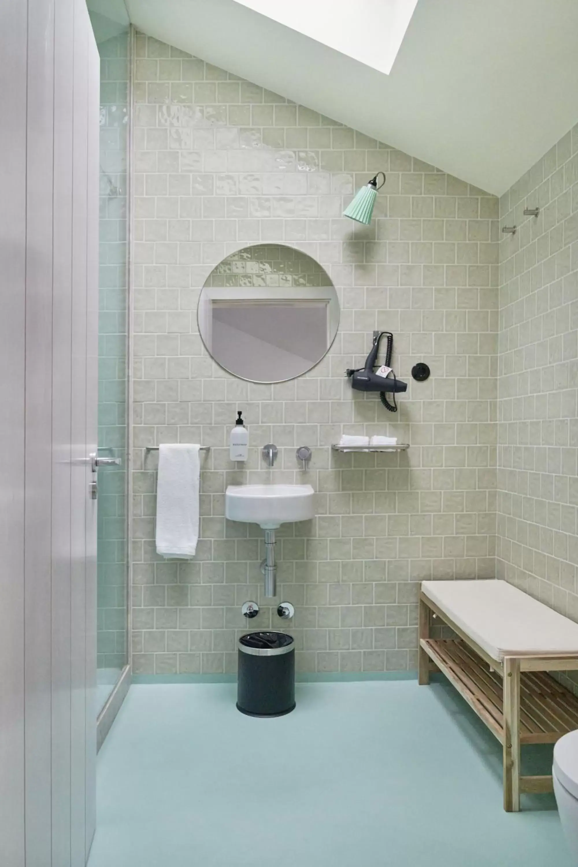 Shower, Bathroom in Cais Urban Lodge