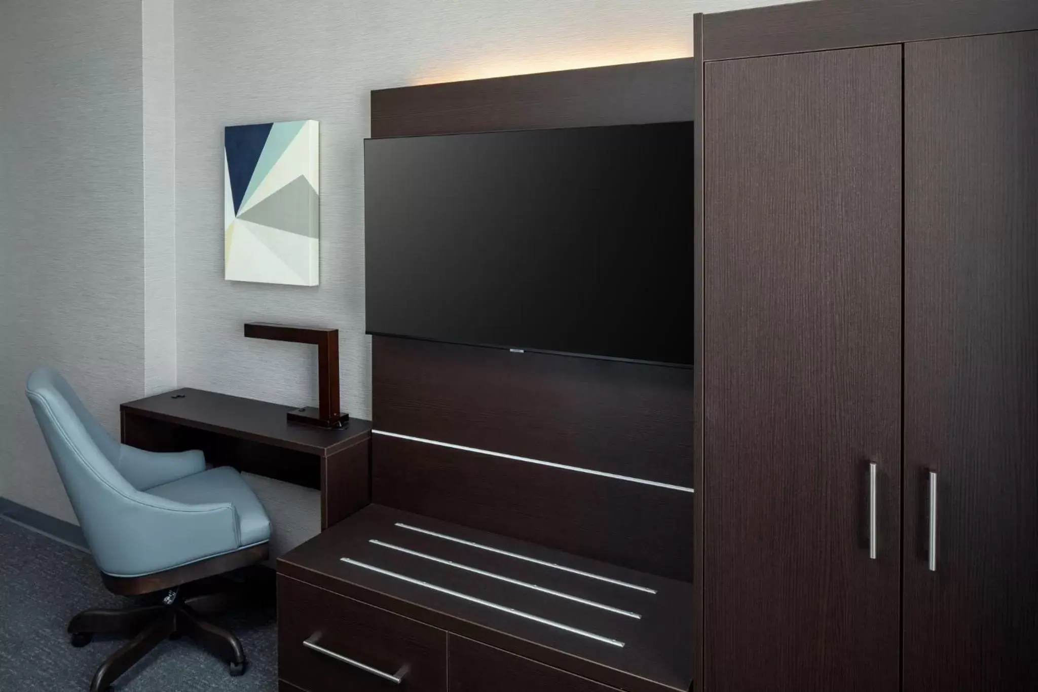 Photo of the whole room, TV/Entertainment Center in Holiday Inn Express - Washington DC Downtown, an IHG Hotel