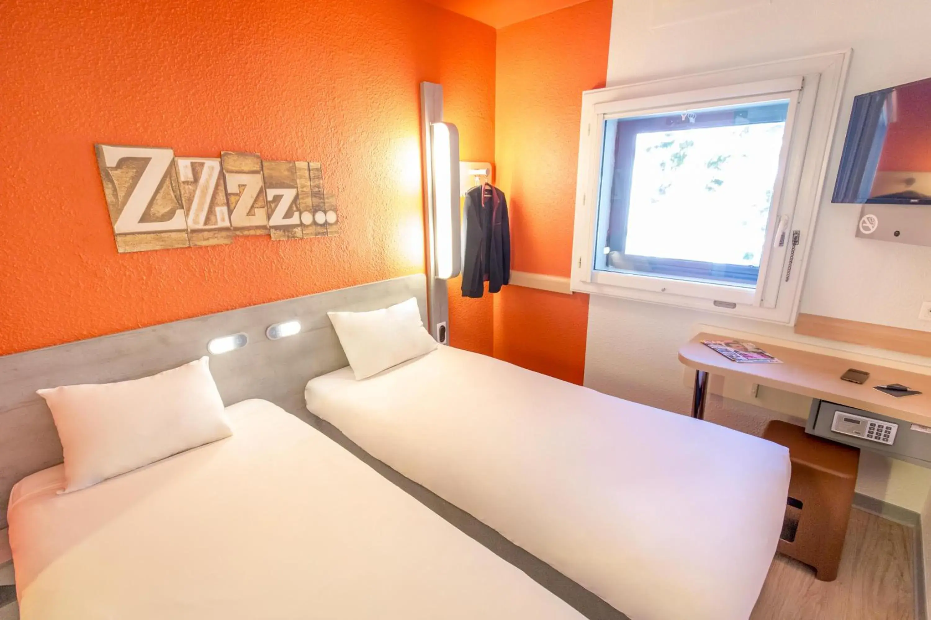 Bedroom, Bed in Ibis Budget Marseille Timone