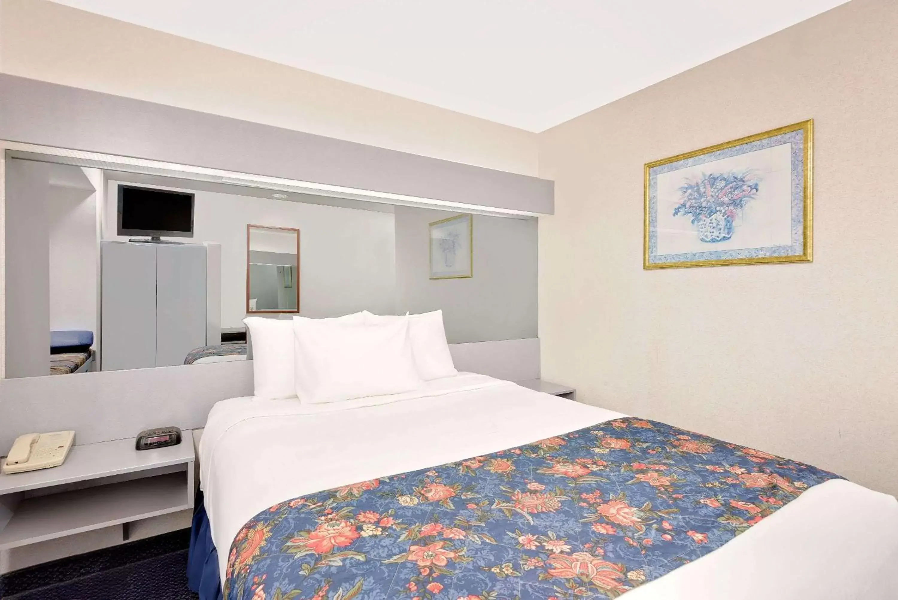 Photo of the whole room, Bed in Microtel Inn and Suites Hagerstown