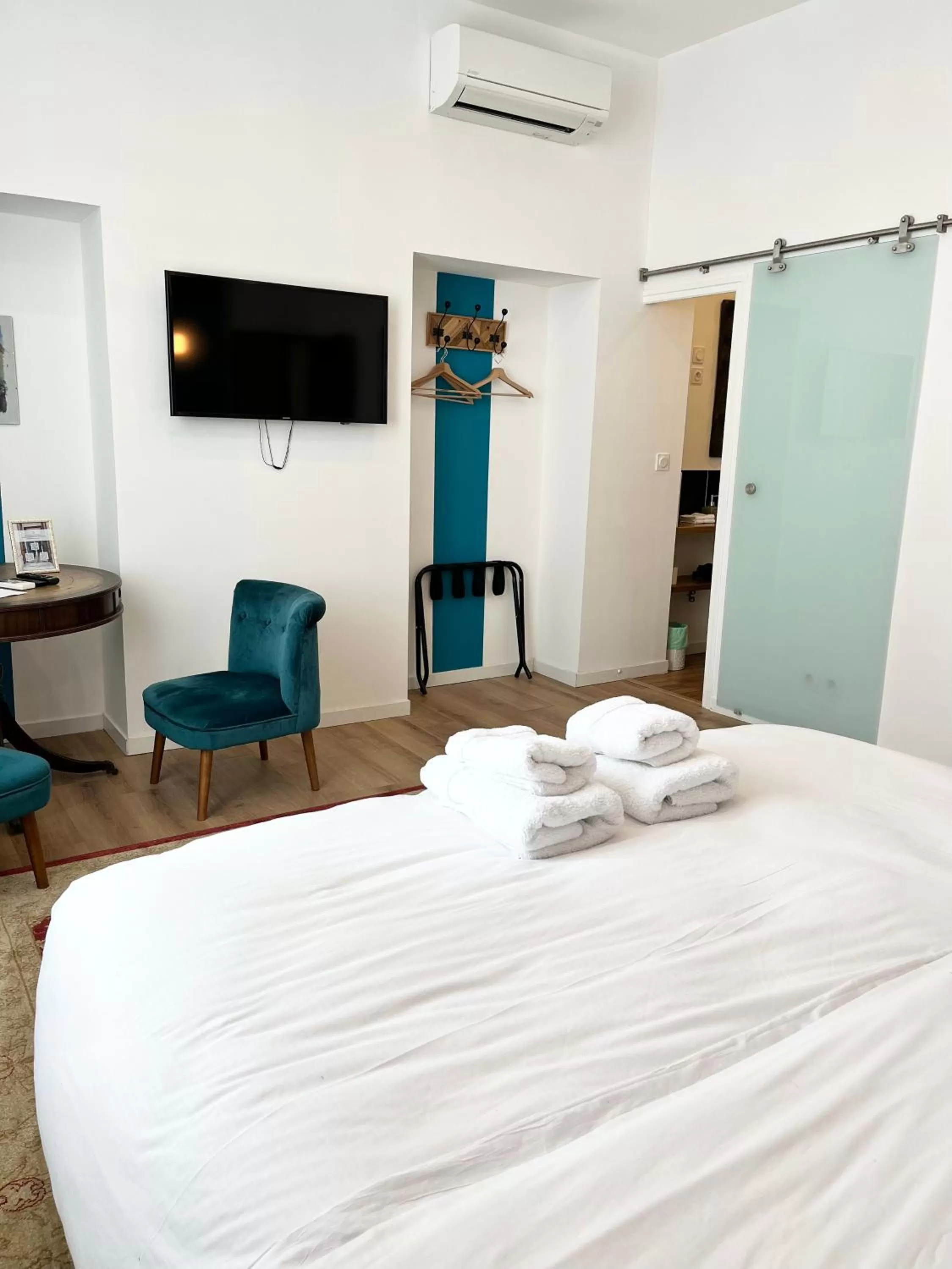 TV and multimedia, Bed in SalutBB Chambre d'hote