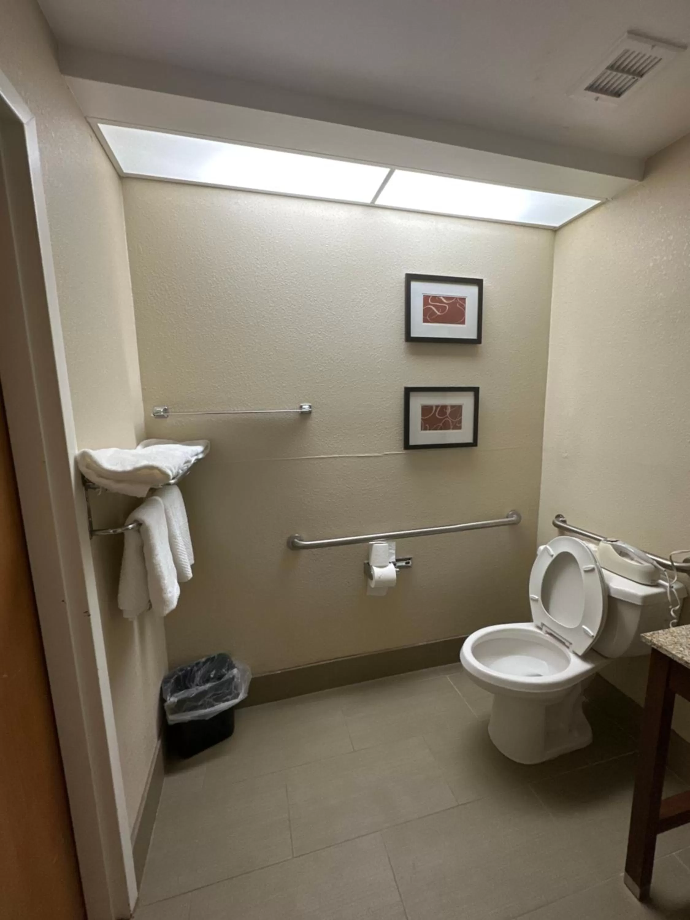 King Room - Disability Access/Non-Smoking in Comfort Inn Bordentown near NJ Turnpike