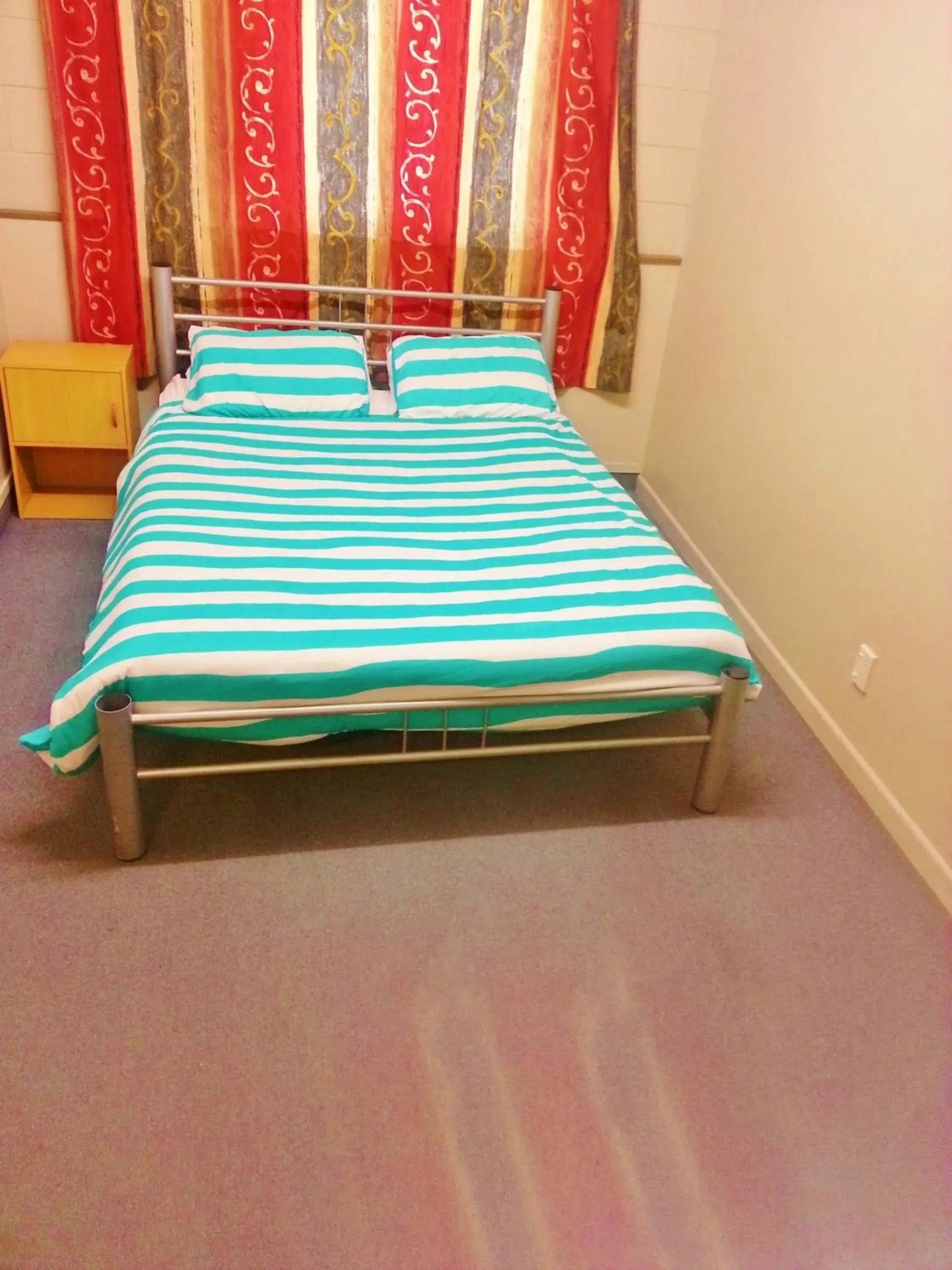 Bed in Point Break Backpackers