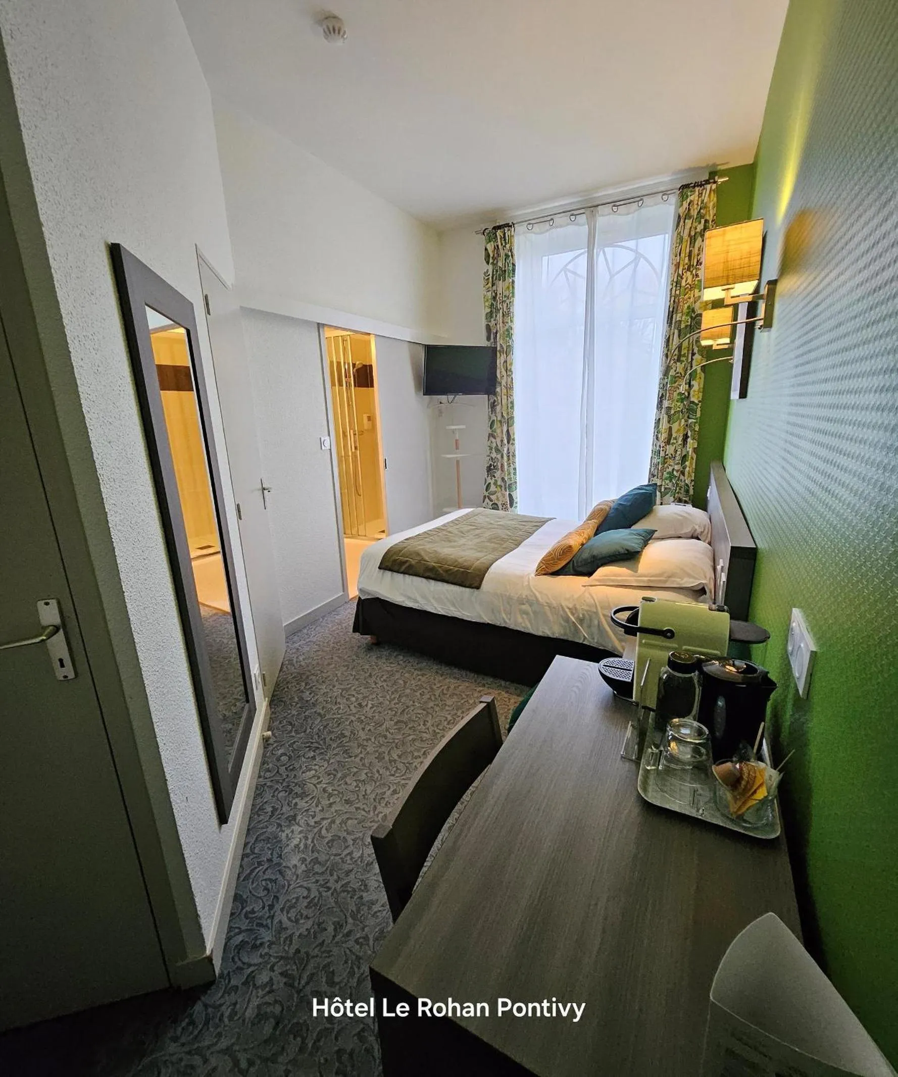 Guests in Hôtel Le Rohan Charme et Caractère