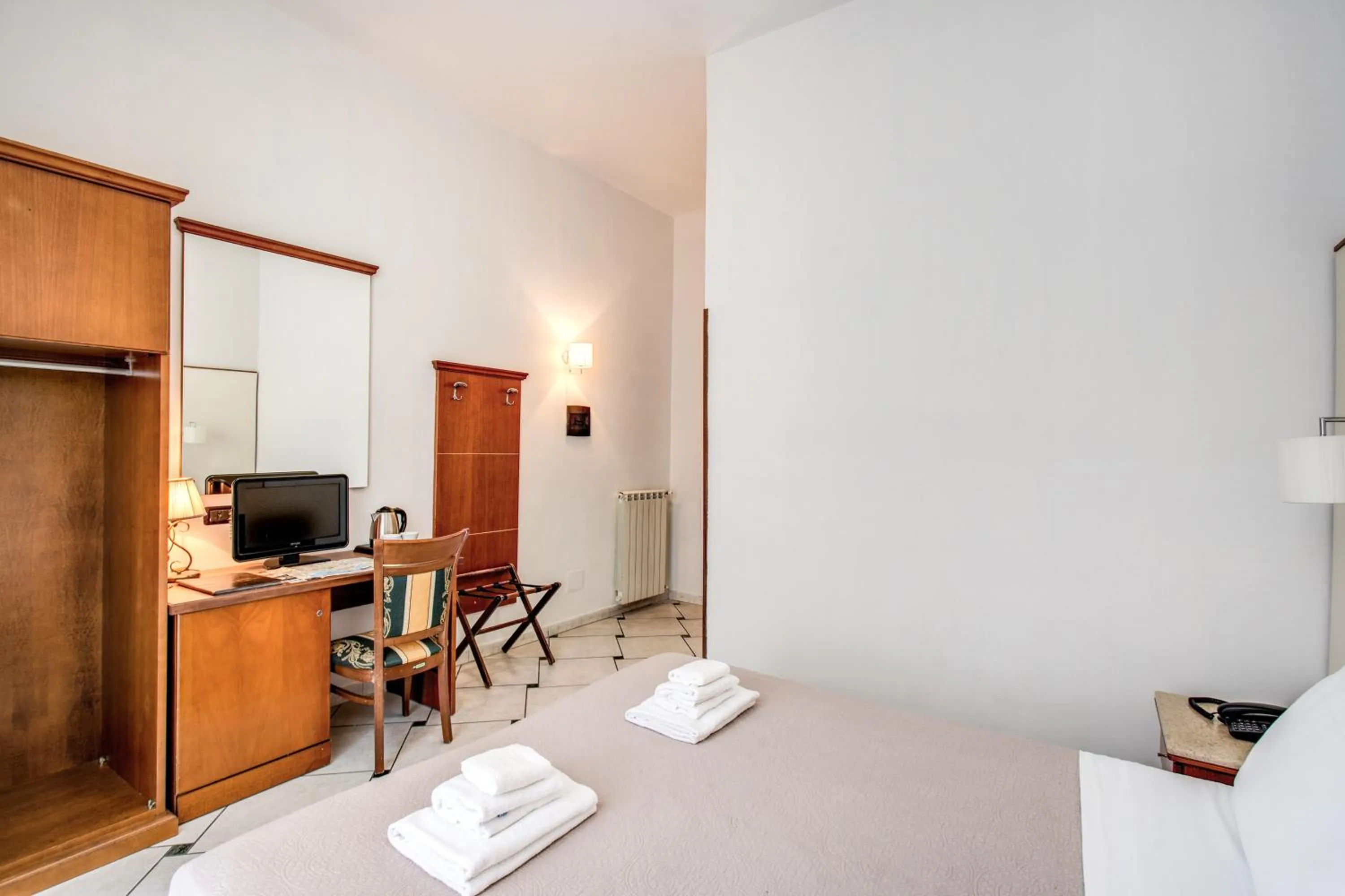 Bedroom, Bed in Hotel Garibaldi