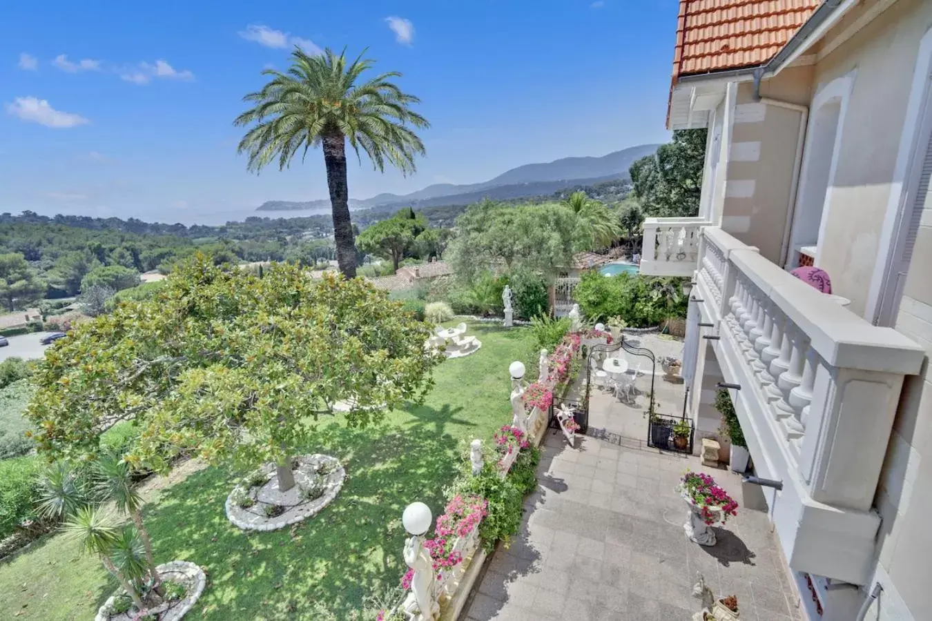 Garden view in Le Château de Mei Lese