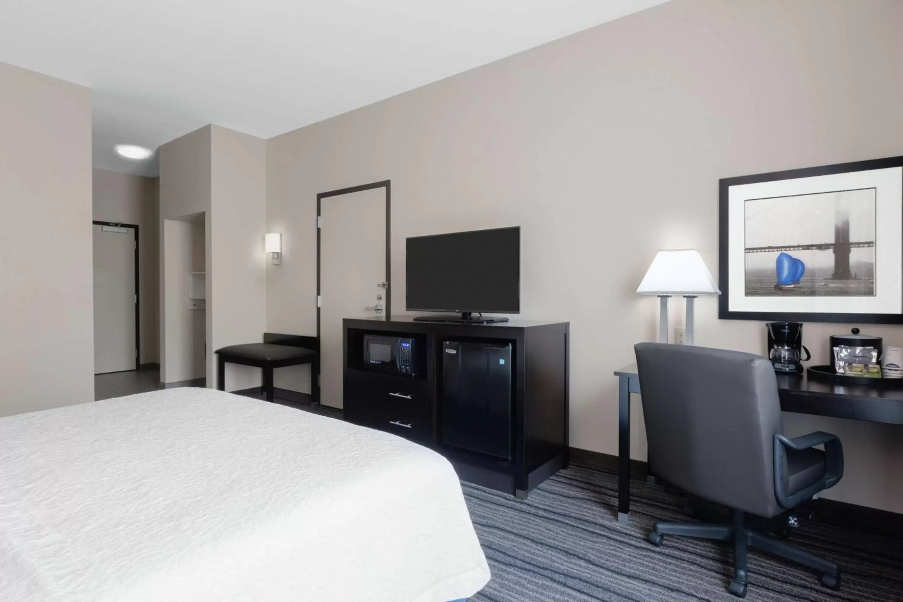 Bedroom, TV/Entertainment Center in Hampton Inn & Suites Mountain View