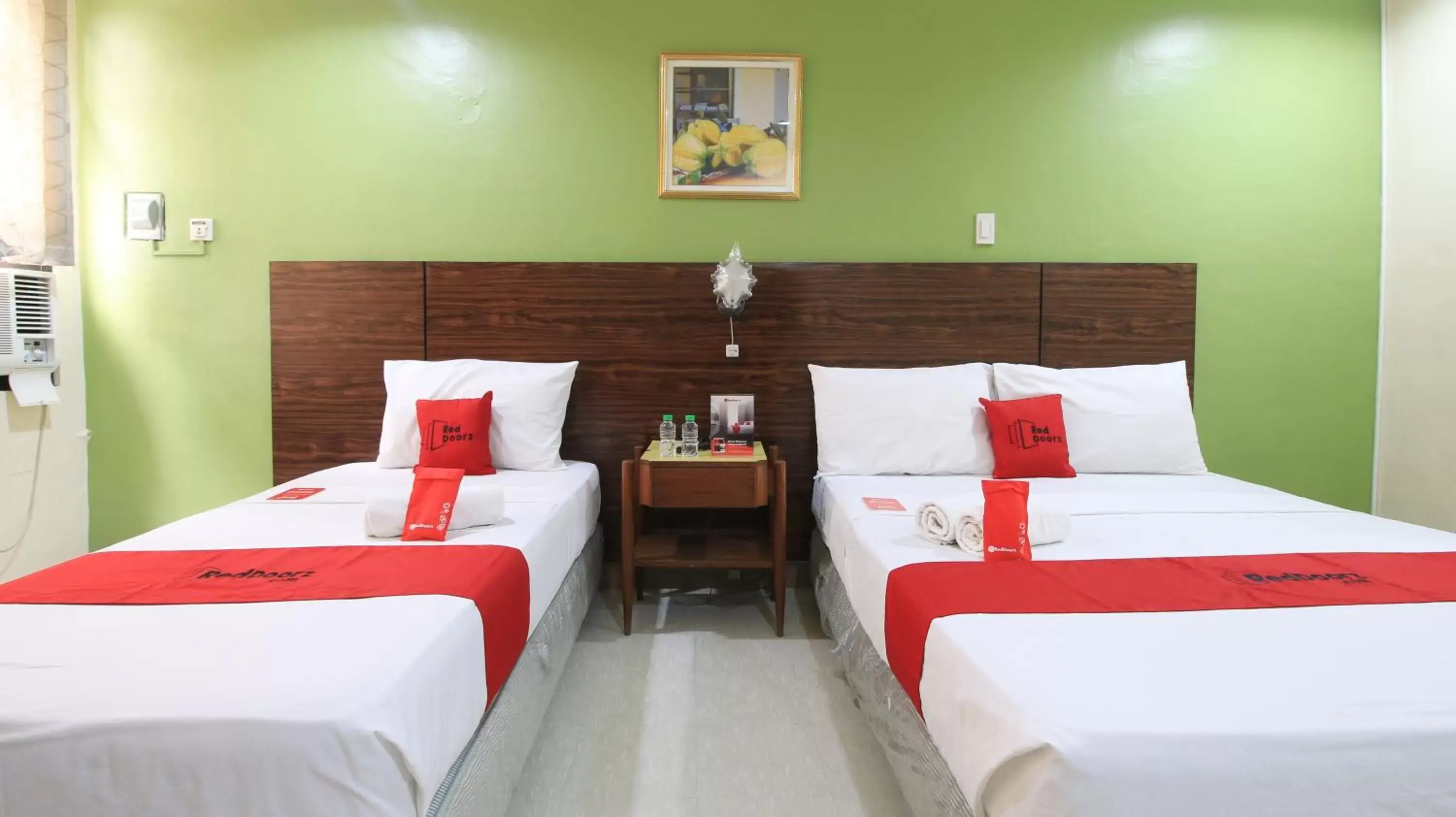 Photo of the whole room, Bed in RedDoorz Plus @ Chinatown Binondo