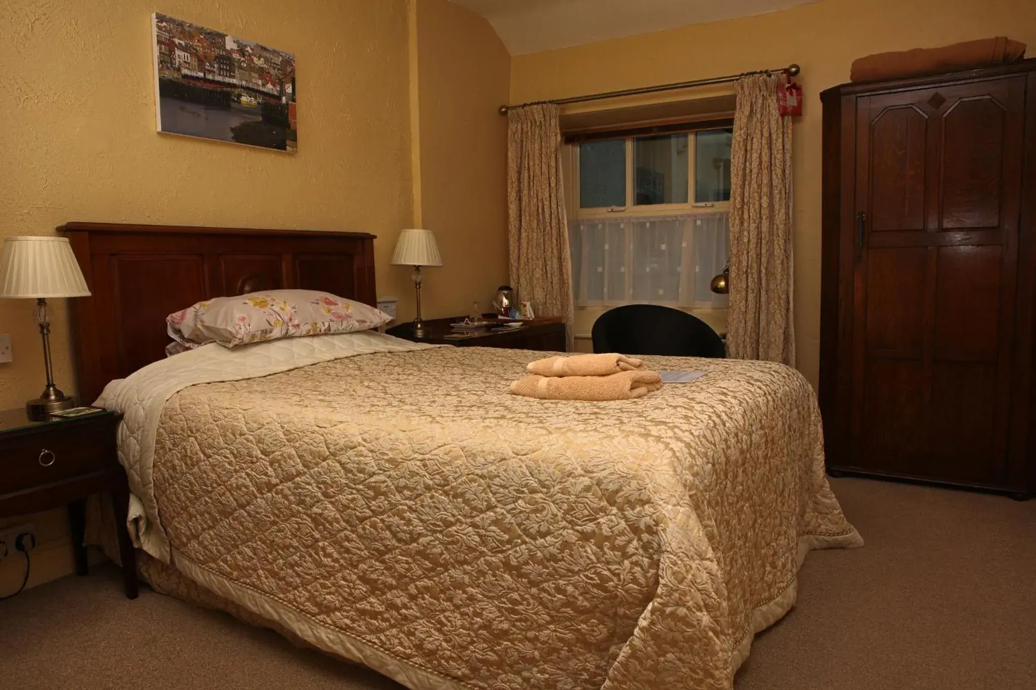 Bedroom, Bed in Wortley Cottage Guest House