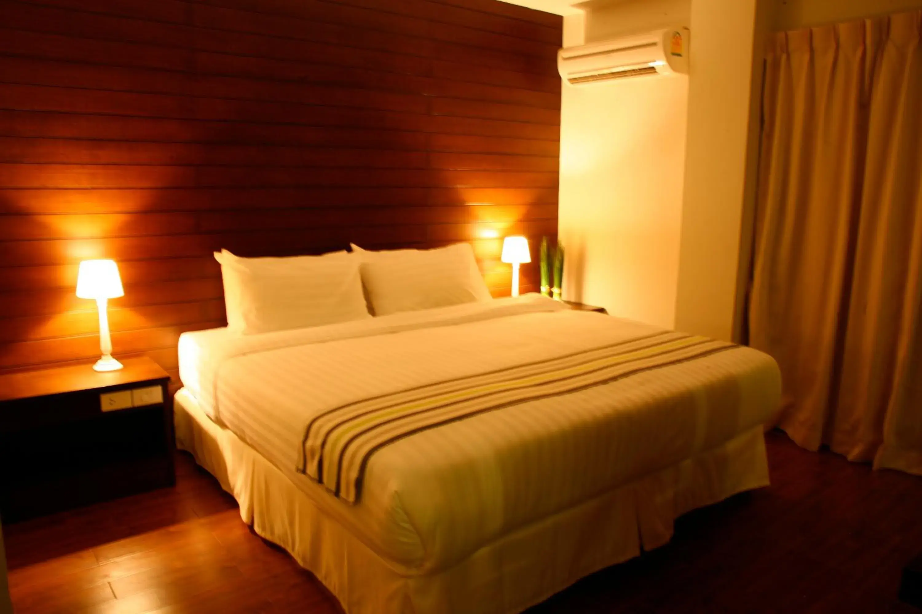 Bed in The Phoenix Hotel Bangkok - Suvarnabhumi Airport
