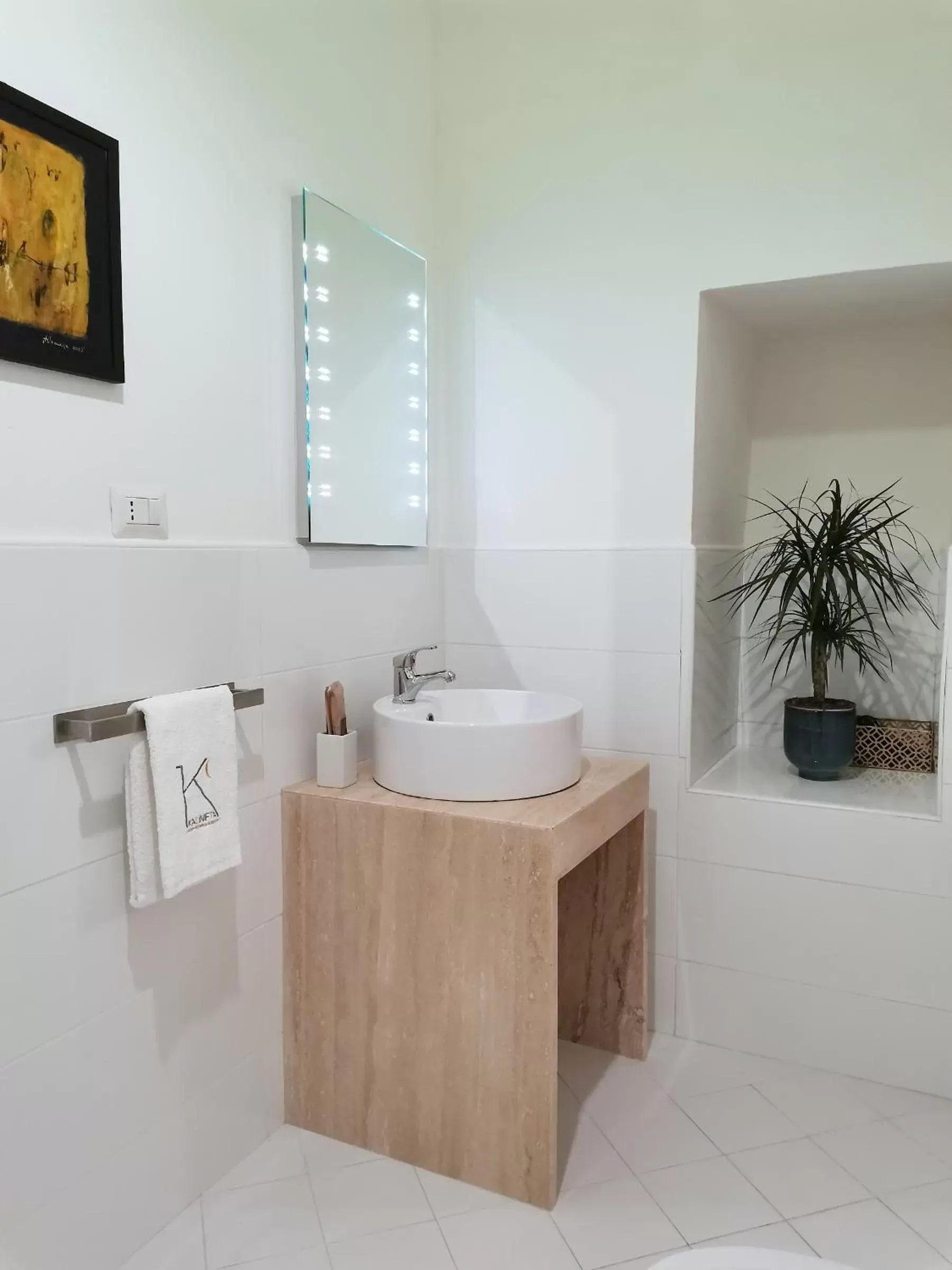 Bathroom in Kalinifta - Jacuzzi & Suites SIT