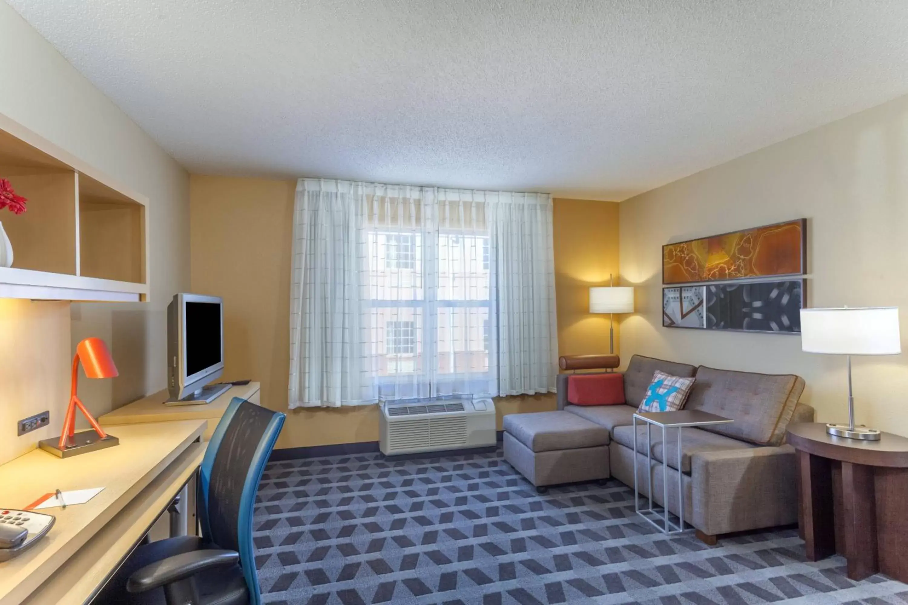 Living room, TV/Entertainment Center in TownePlace Suites Huntsville