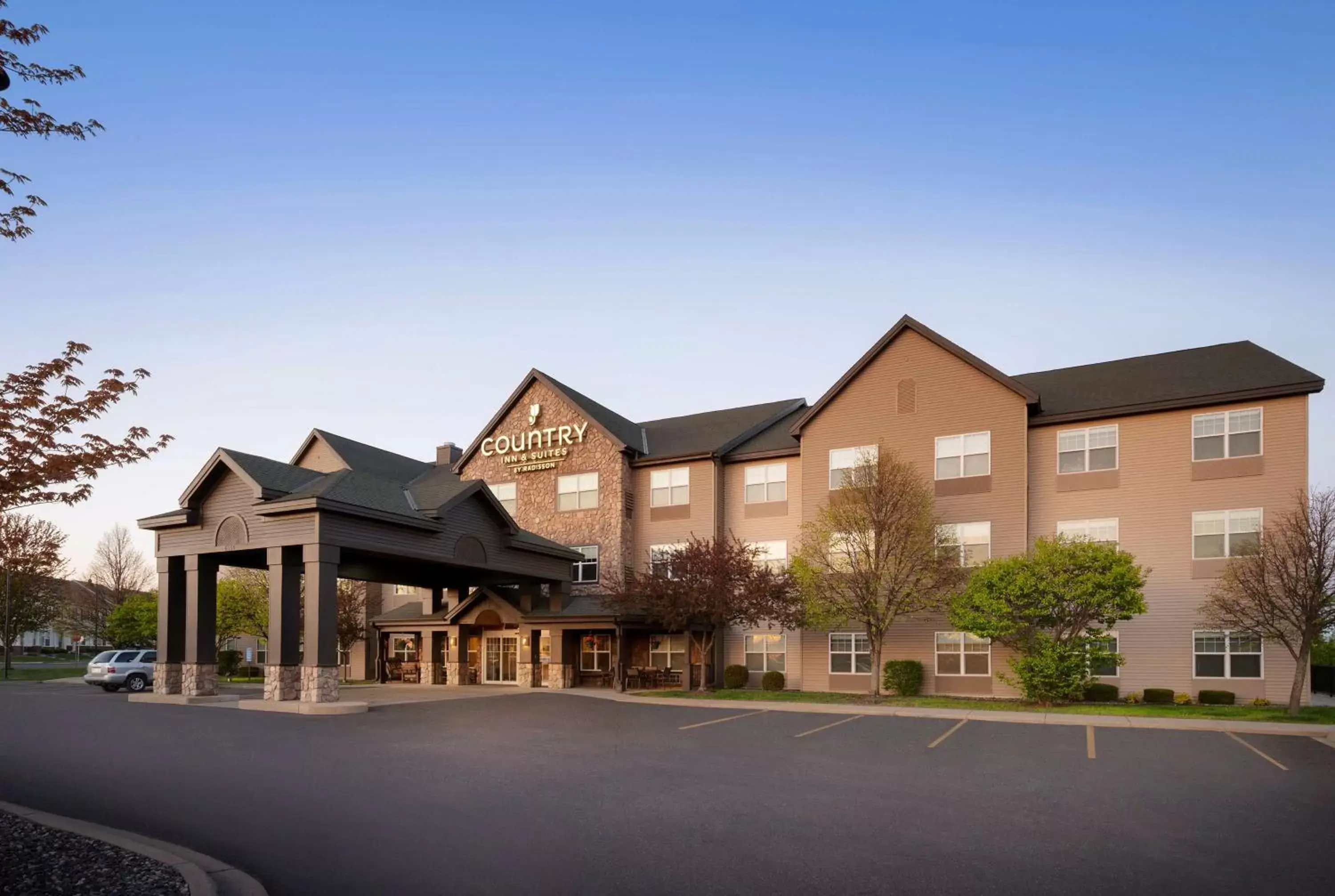 Property Building in Country Inn & Suites by Radisson, Albertville, MN