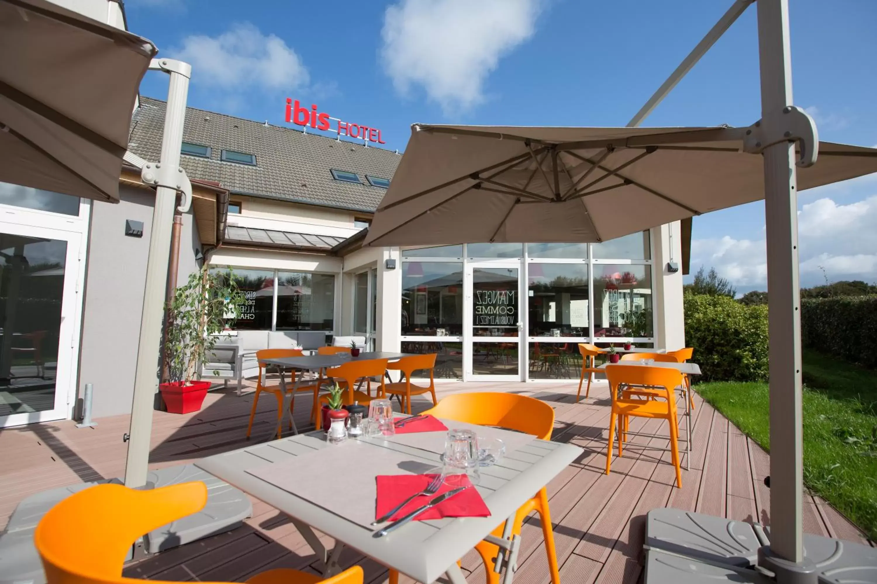 Patio, Restaurant/Places to Eat in ibis Cherbourg La Glacerie