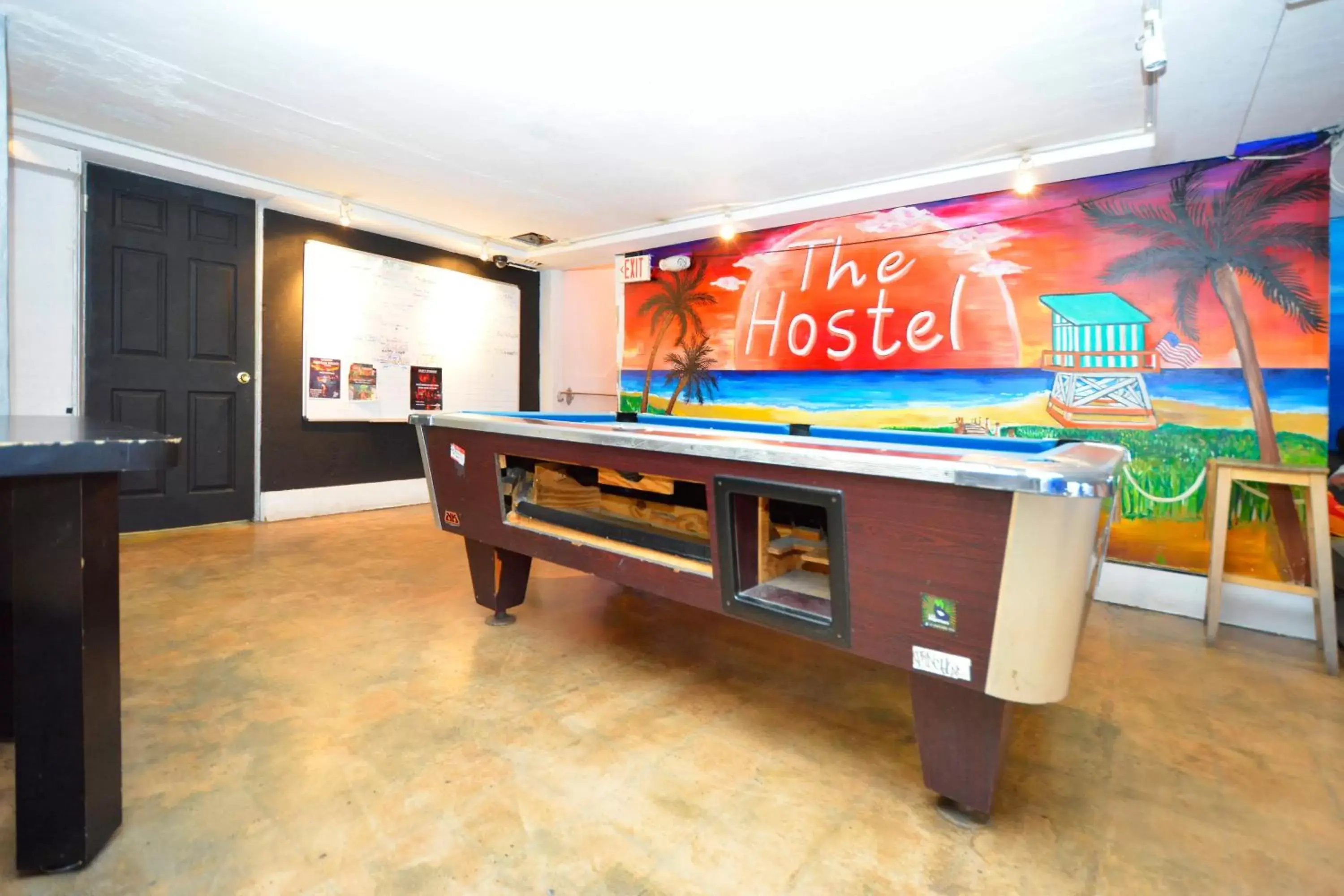 Living room, Billiards in South Beach Rooms and Hostel