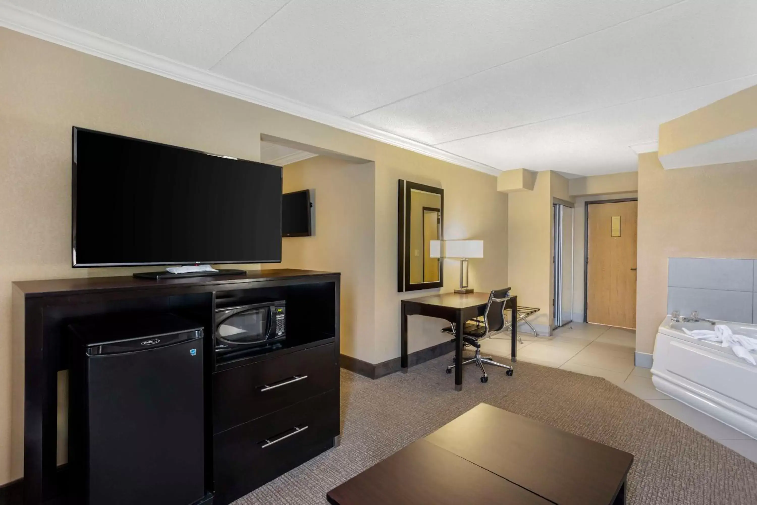 Photo of the whole room, TV/Entertainment Center in Best Western Harrisburg North Hotel