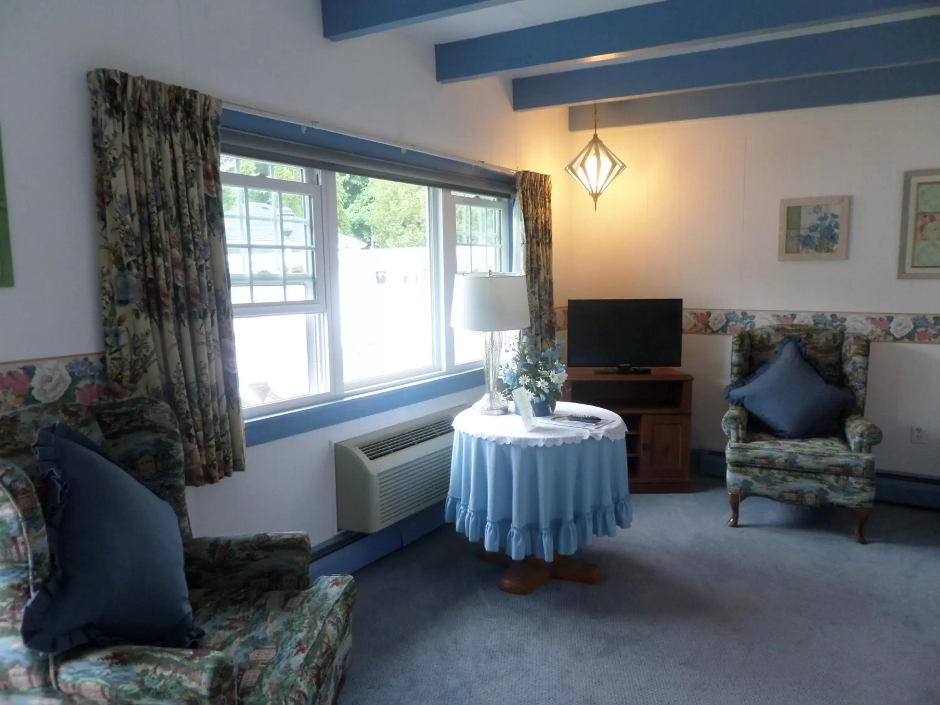 Seating Area in Claddagh Motel & Suites