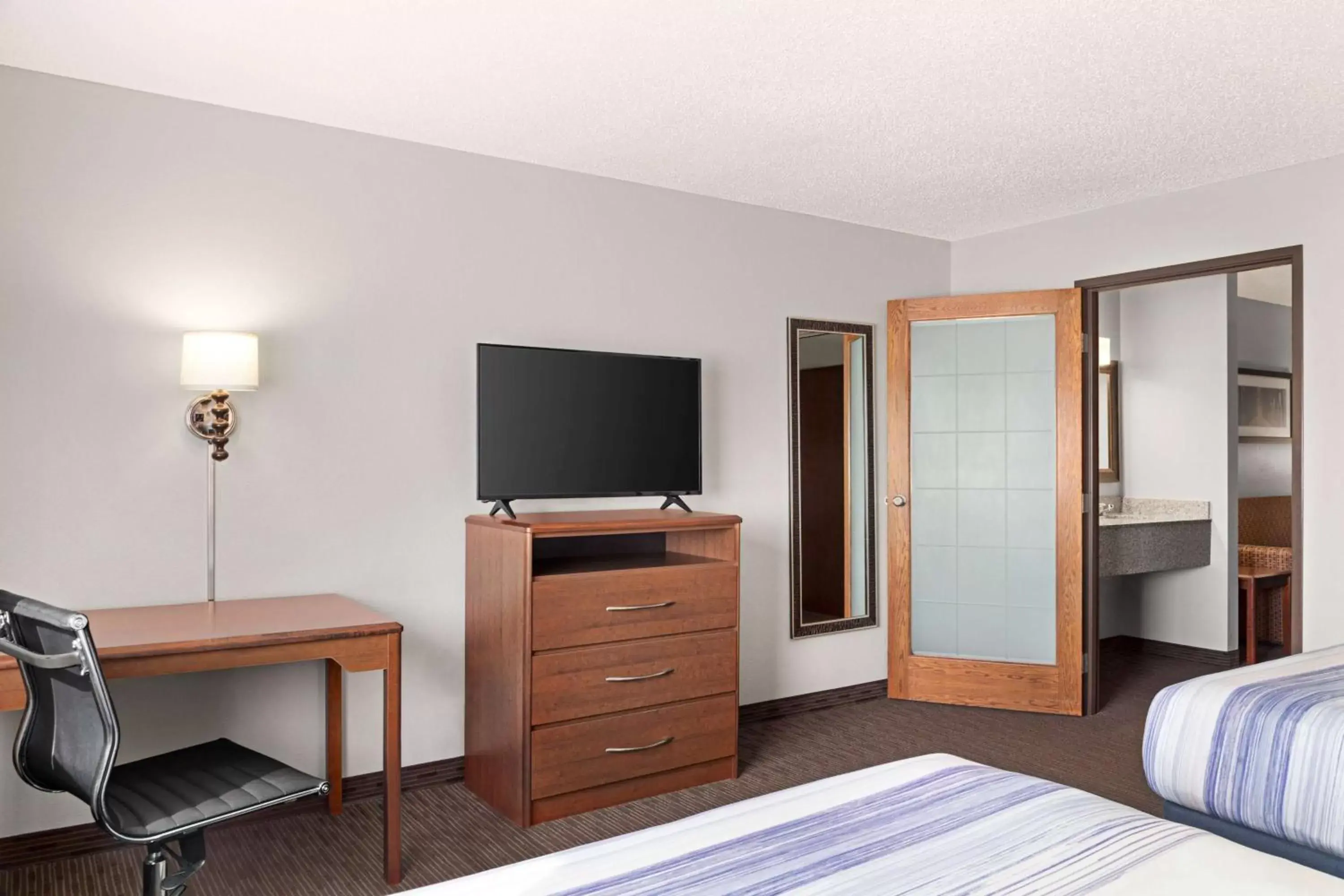 Bed, TV/Entertainment Center in AmericInn by Wyndham Sauk Centre