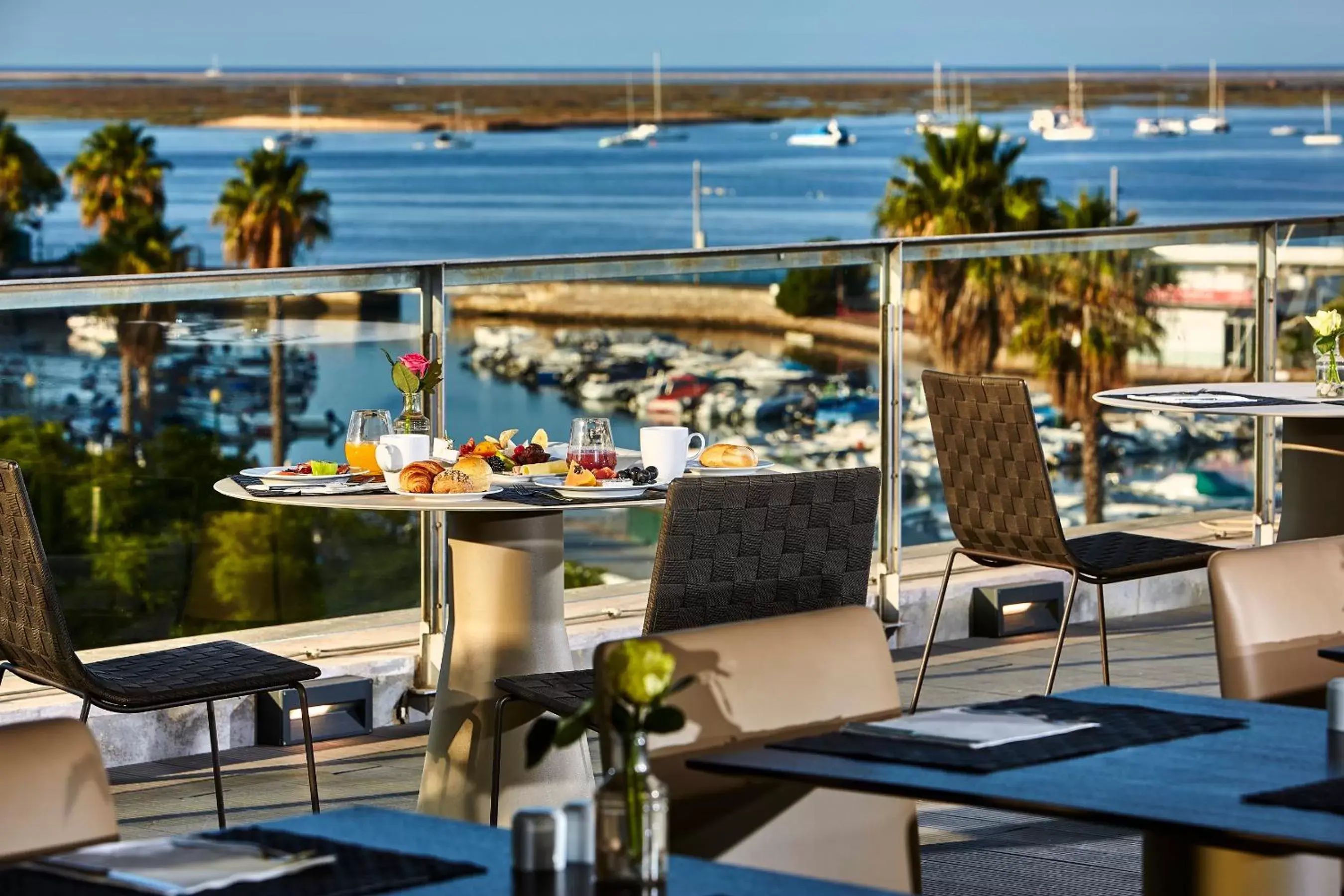 Restaurant/Places to Eat in Hotel Faro & Beach Club