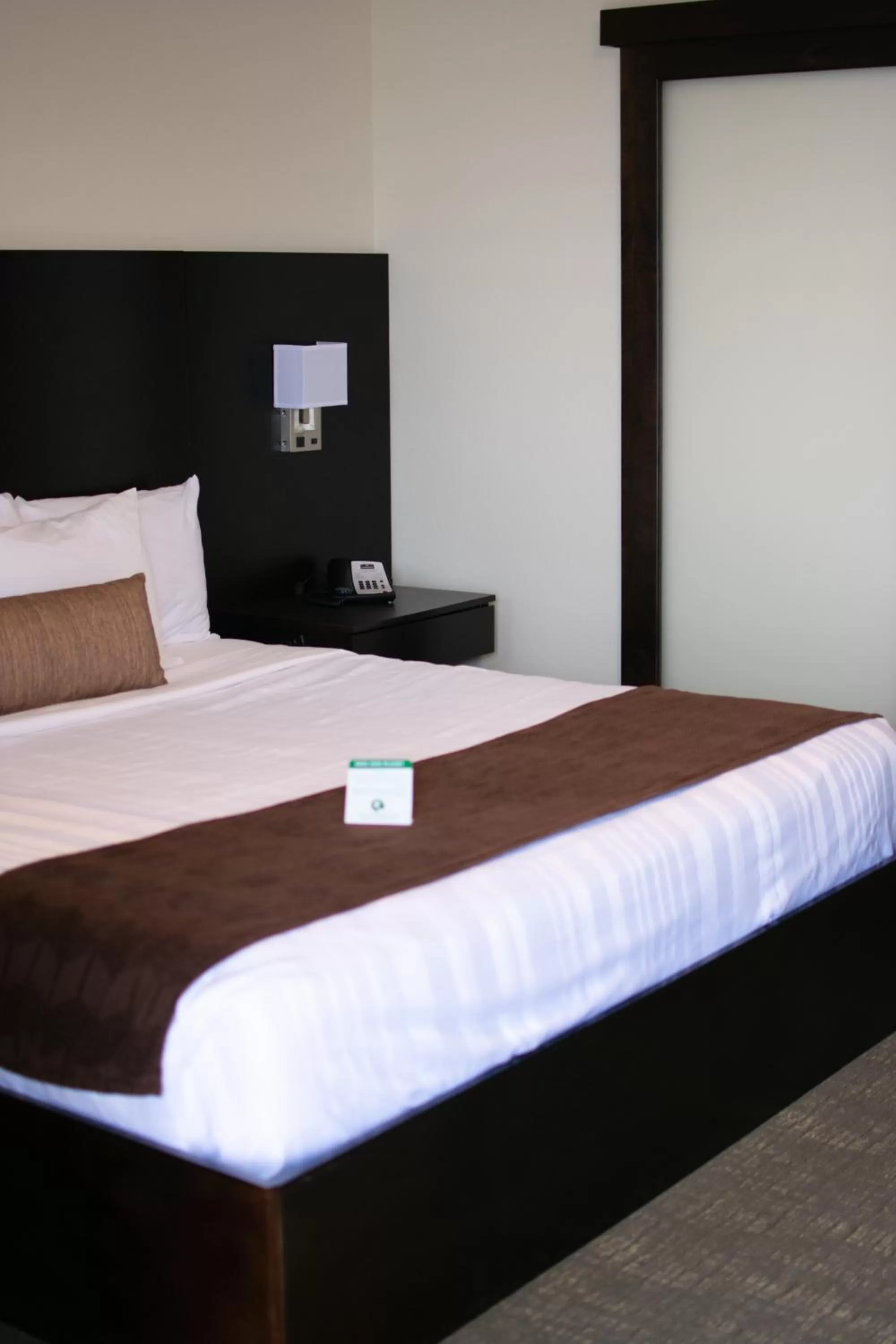 Bed in Boarders Inn &amp; Suites by Cobblestone Hotels - Syracuse