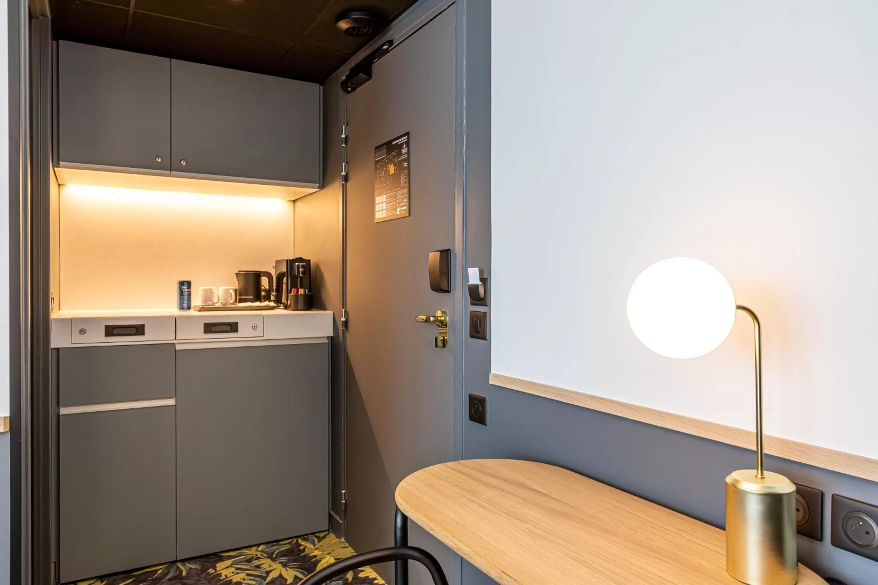 Coffee/tea facilities in Best Western M-Treize Paris Asnieres