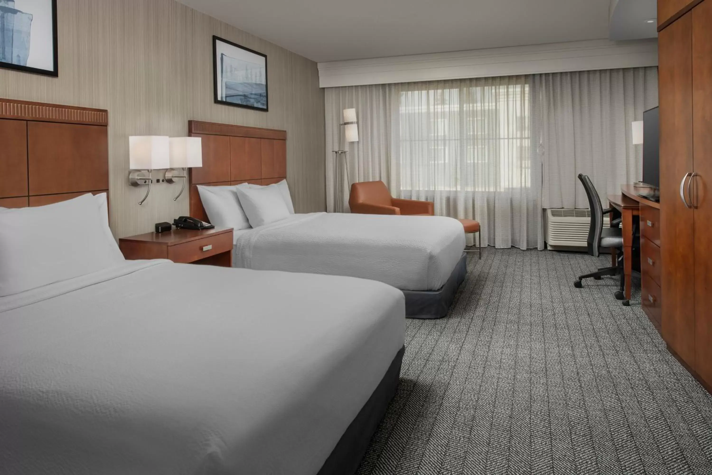 Photo of the whole room, Bed in Courtyard by Marriott Seattle Kirkland