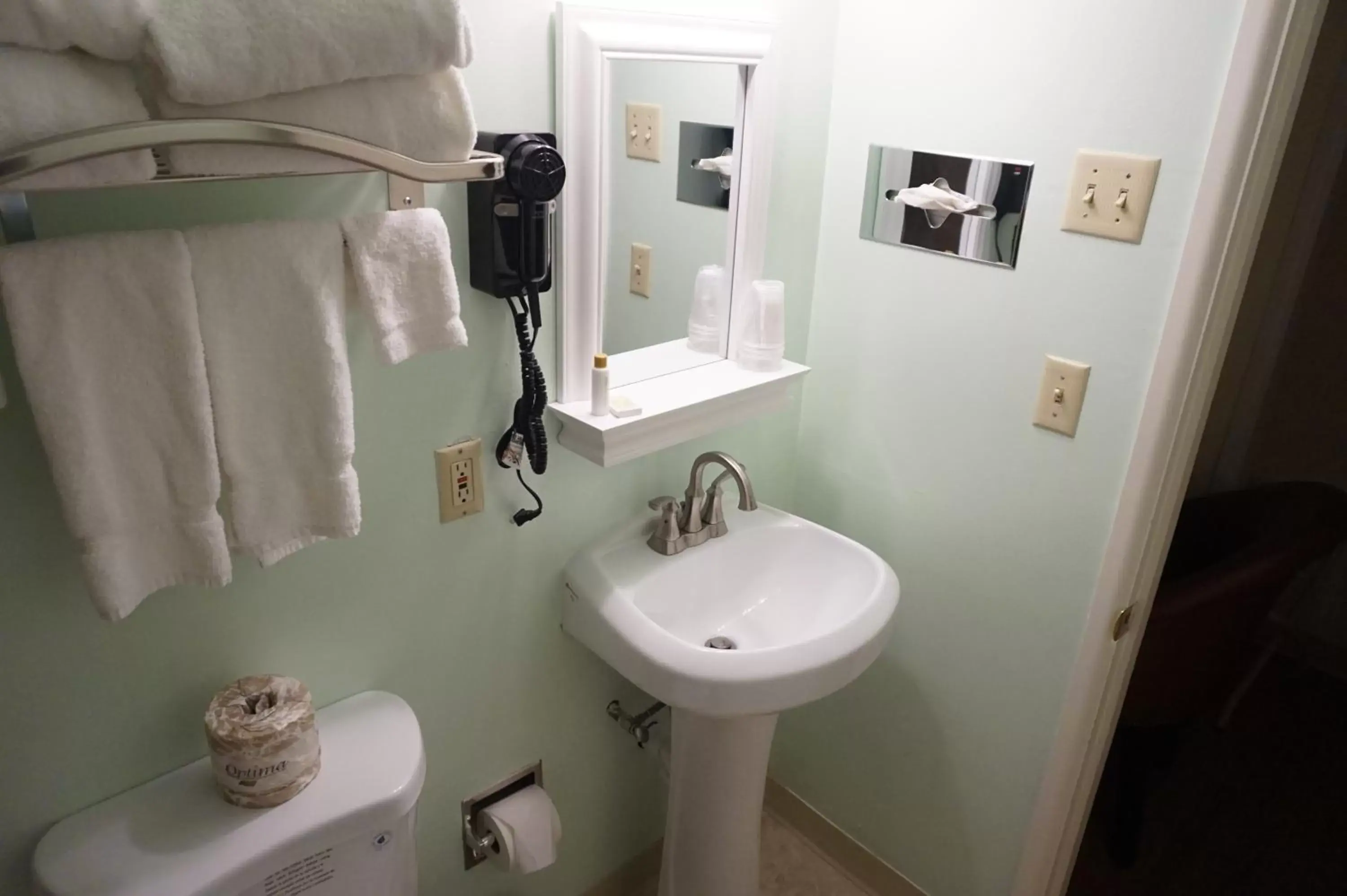 Bathroom in Eagle Crater Lake Inn