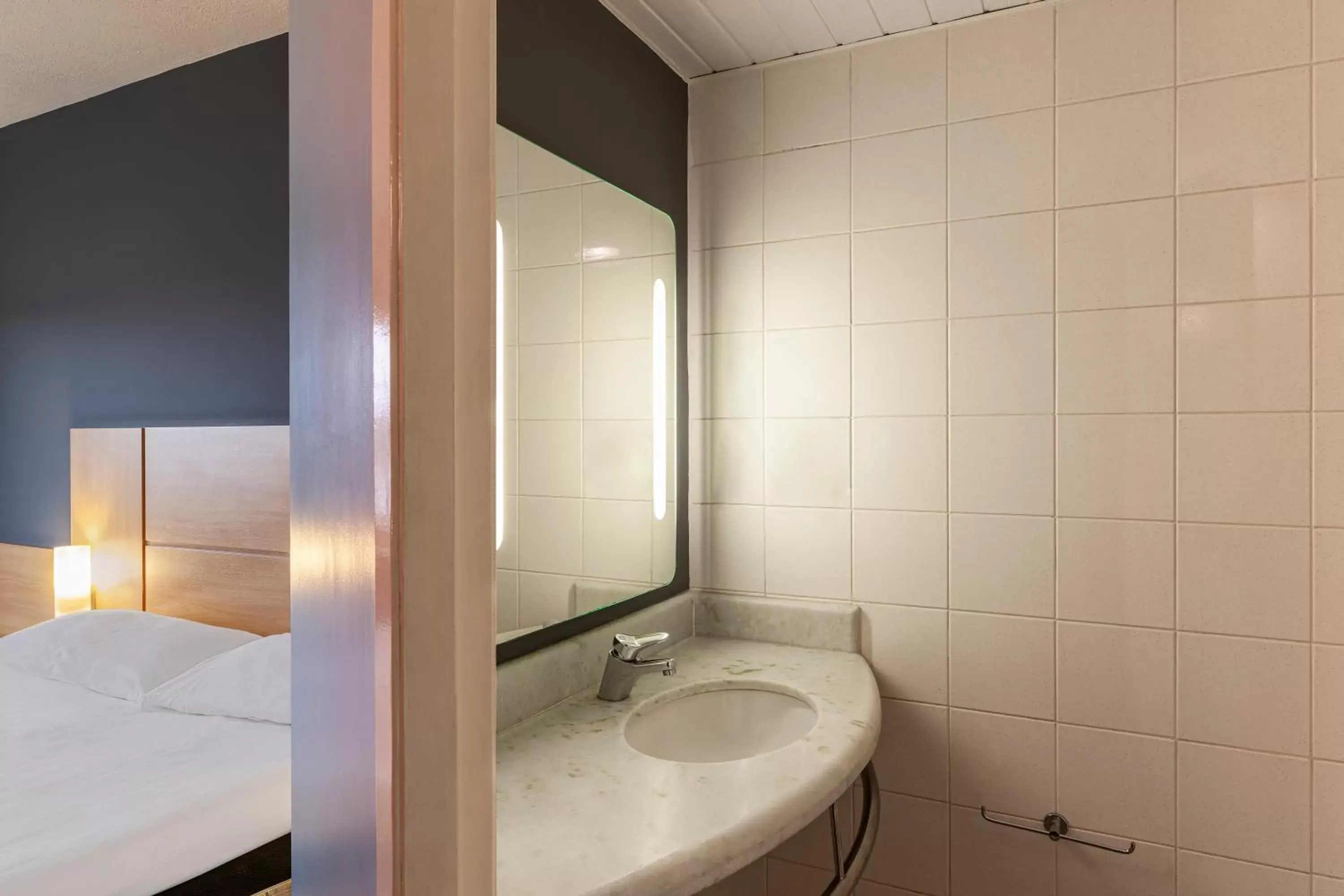 Bed, Bathroom in ibis Sao Jose dos Campos Dutra