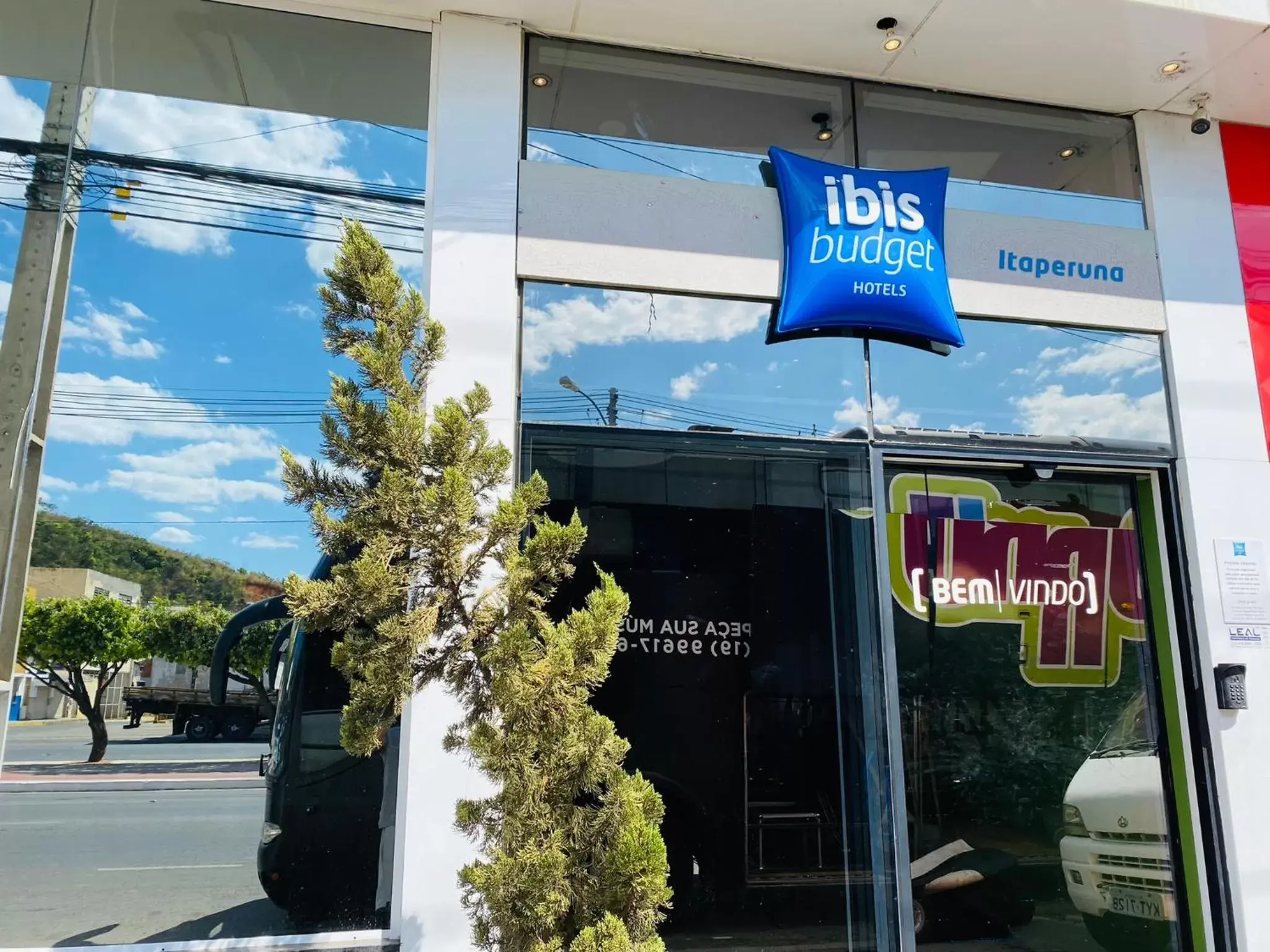 Facade/entrance, Property Logo/Sign in ibis budget Itaperuna