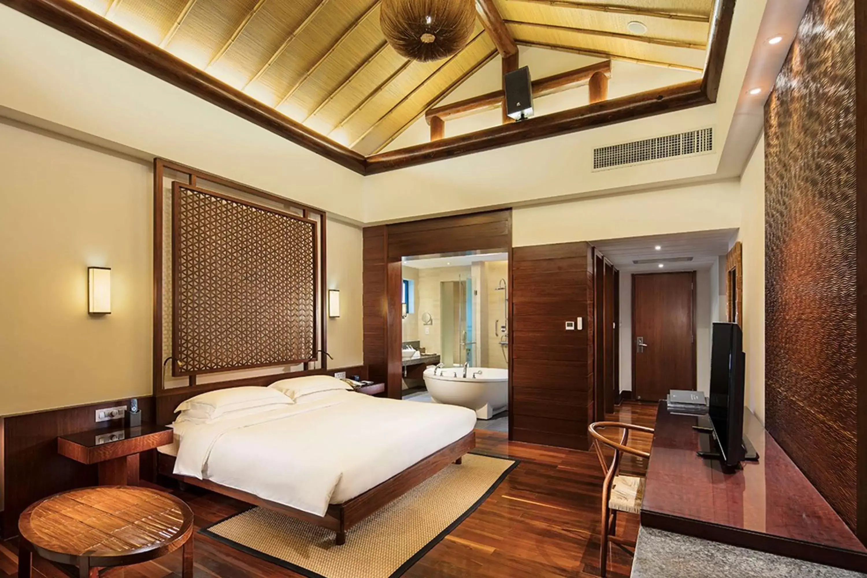 Bed in Hilton Sanya Yalong Bay Resort & Spa