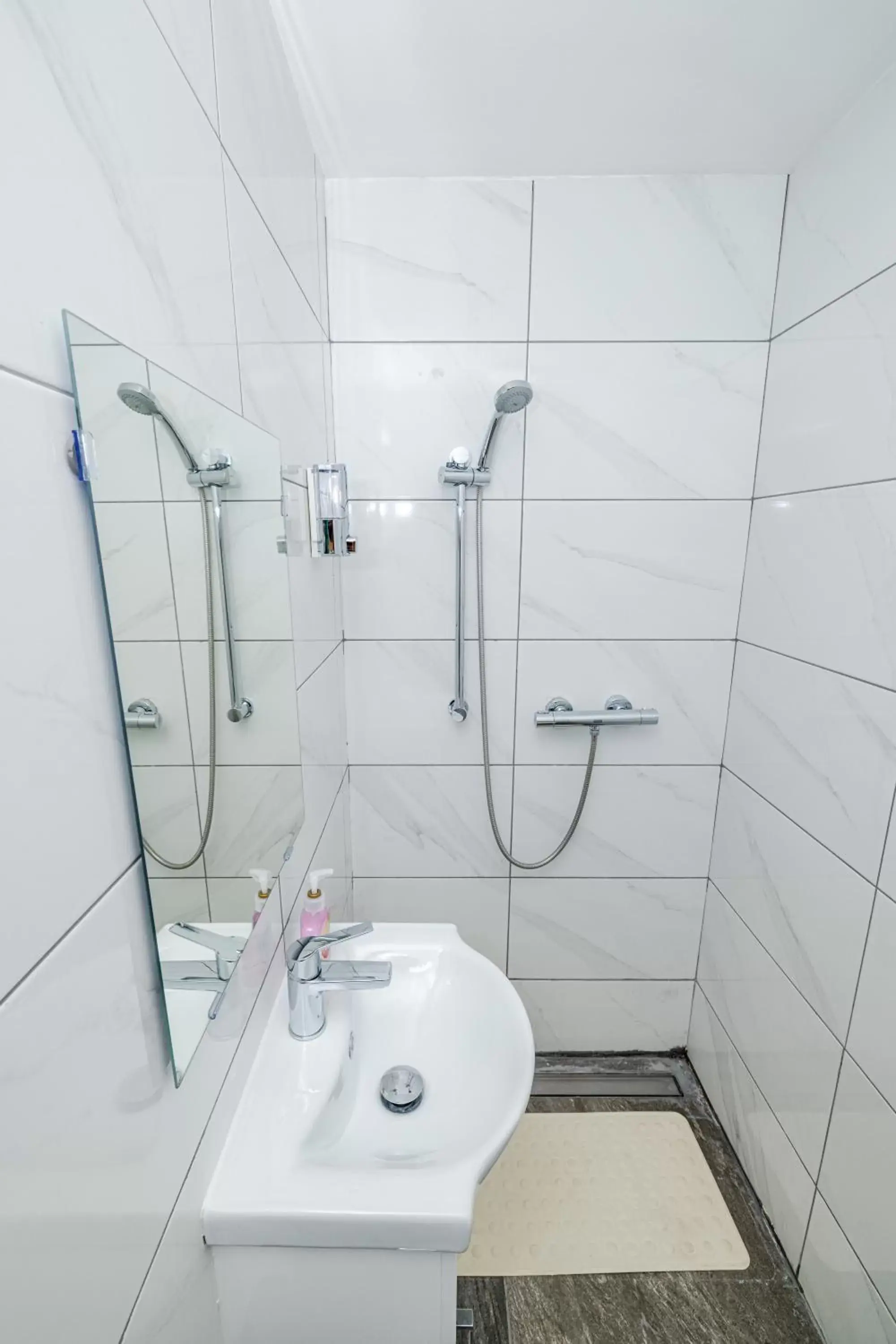 Shower, Bathroom in Woodford Hotel