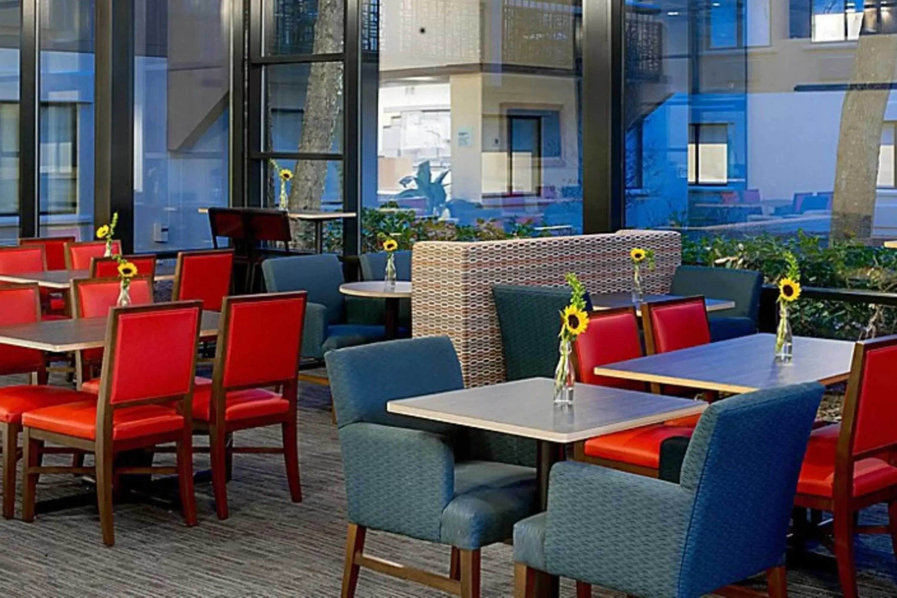Communal lounge/ TV room, Restaurant/Places to Eat in Holiday Inn Express Nashville Airport, an IHG Hotel
