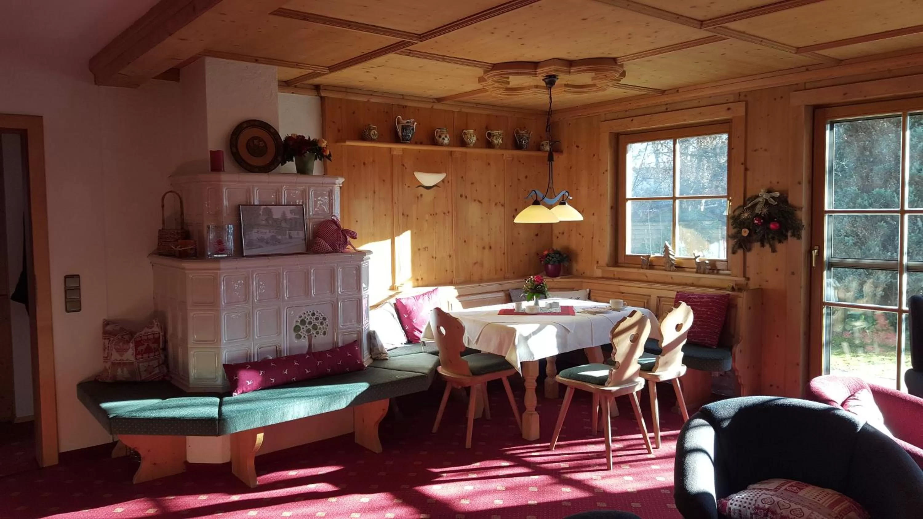 Communal lounge/ TV room in Hotel Alpenhof - ruhige Wohlfühloase zwischen München, dem Fünf-Seenland und den Bergen, in S-Bahnnähe