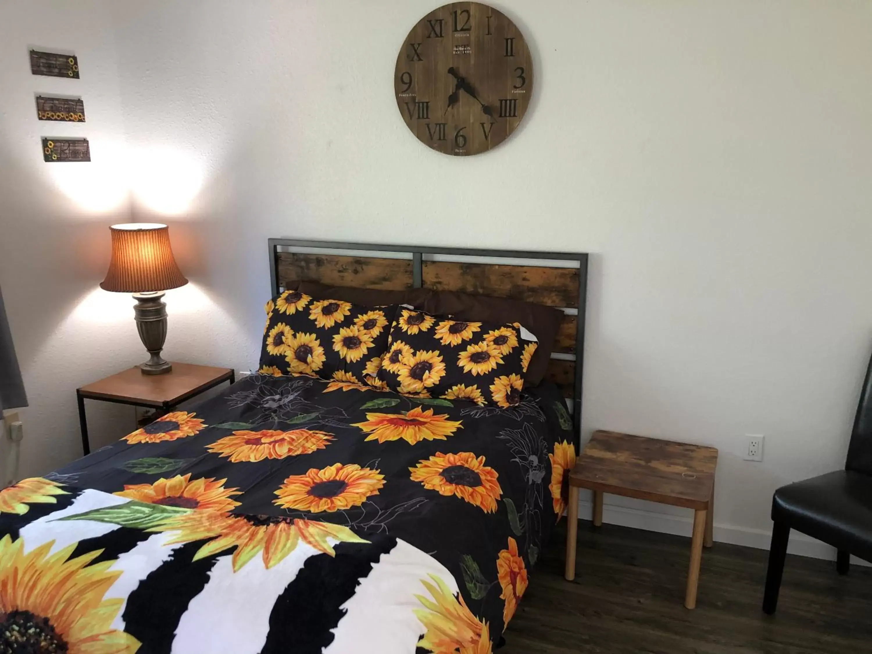 Bedroom, Bed in Brownsville Motel