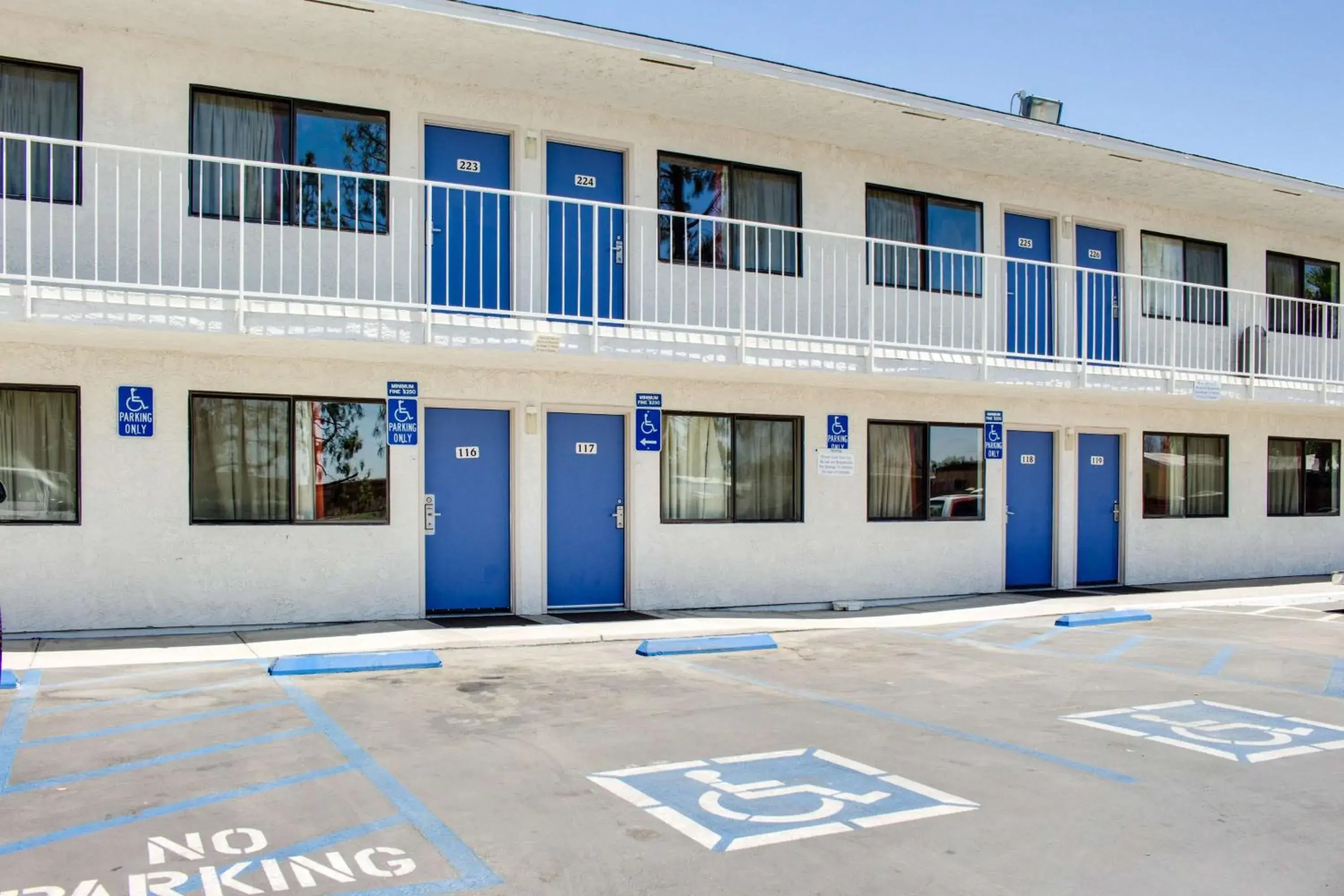 Property building, Facade/Entrance in Motel 6-Bakersfield, CA - South