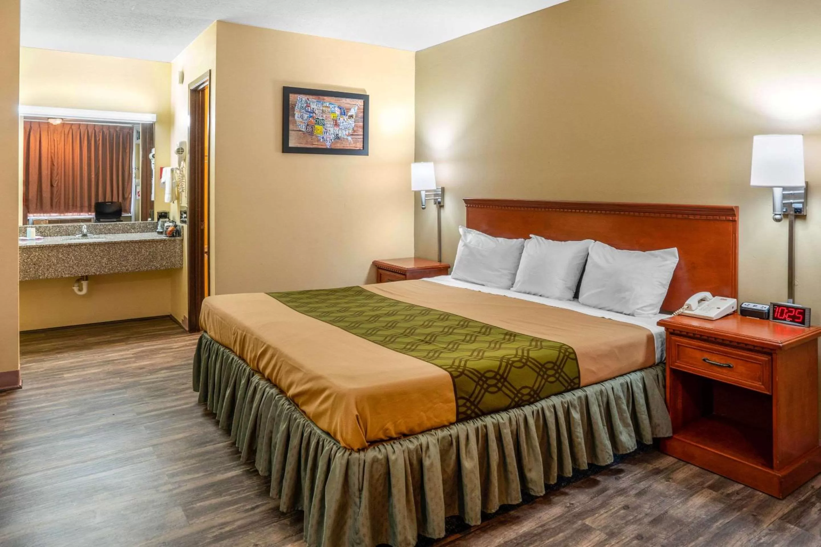 Photo of the whole room, Bed in Econo Lodge near Missouri University of Science and Technology