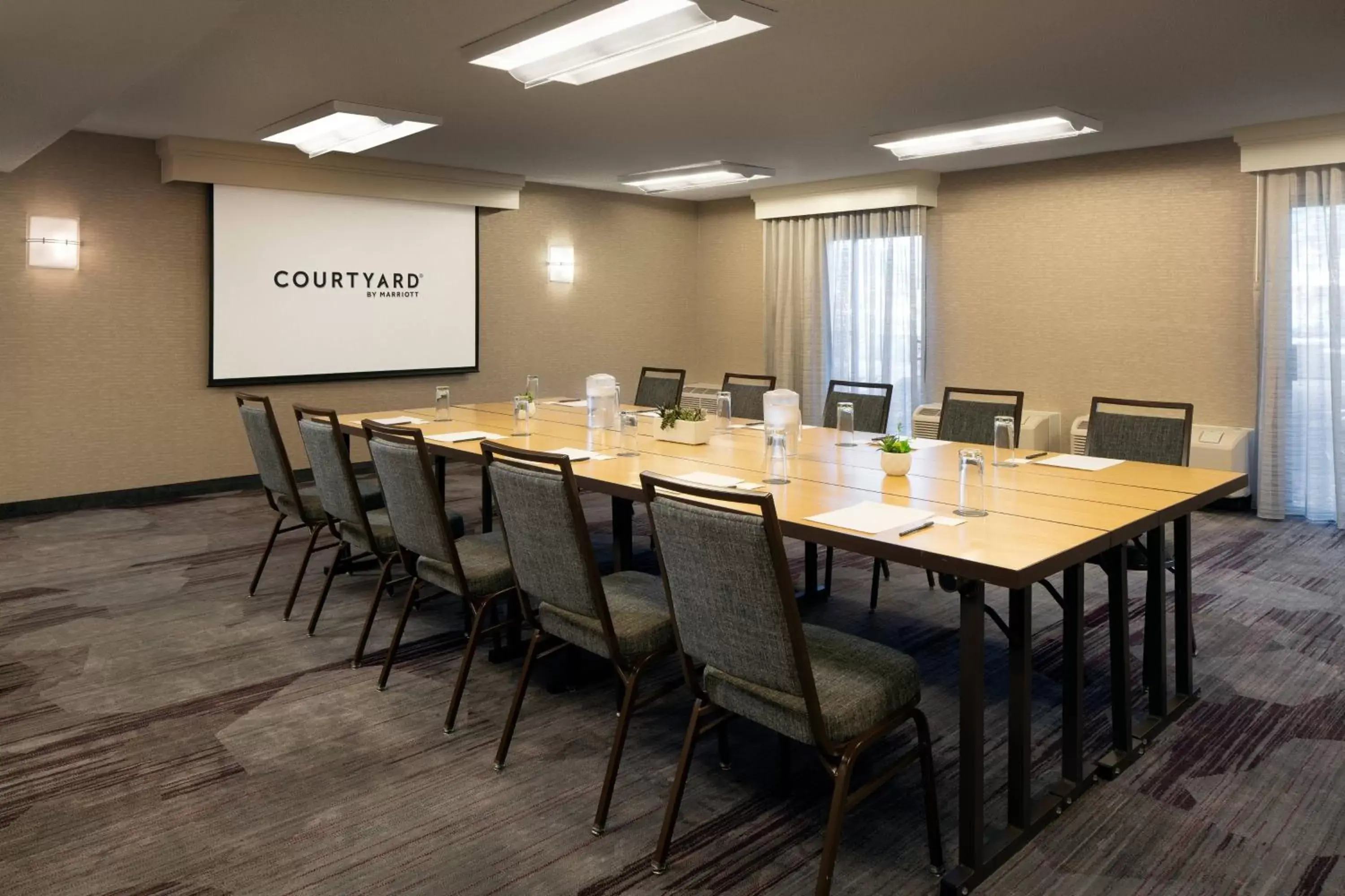 Meeting/conference room in Courtyard by Marriott San Francisco Airport