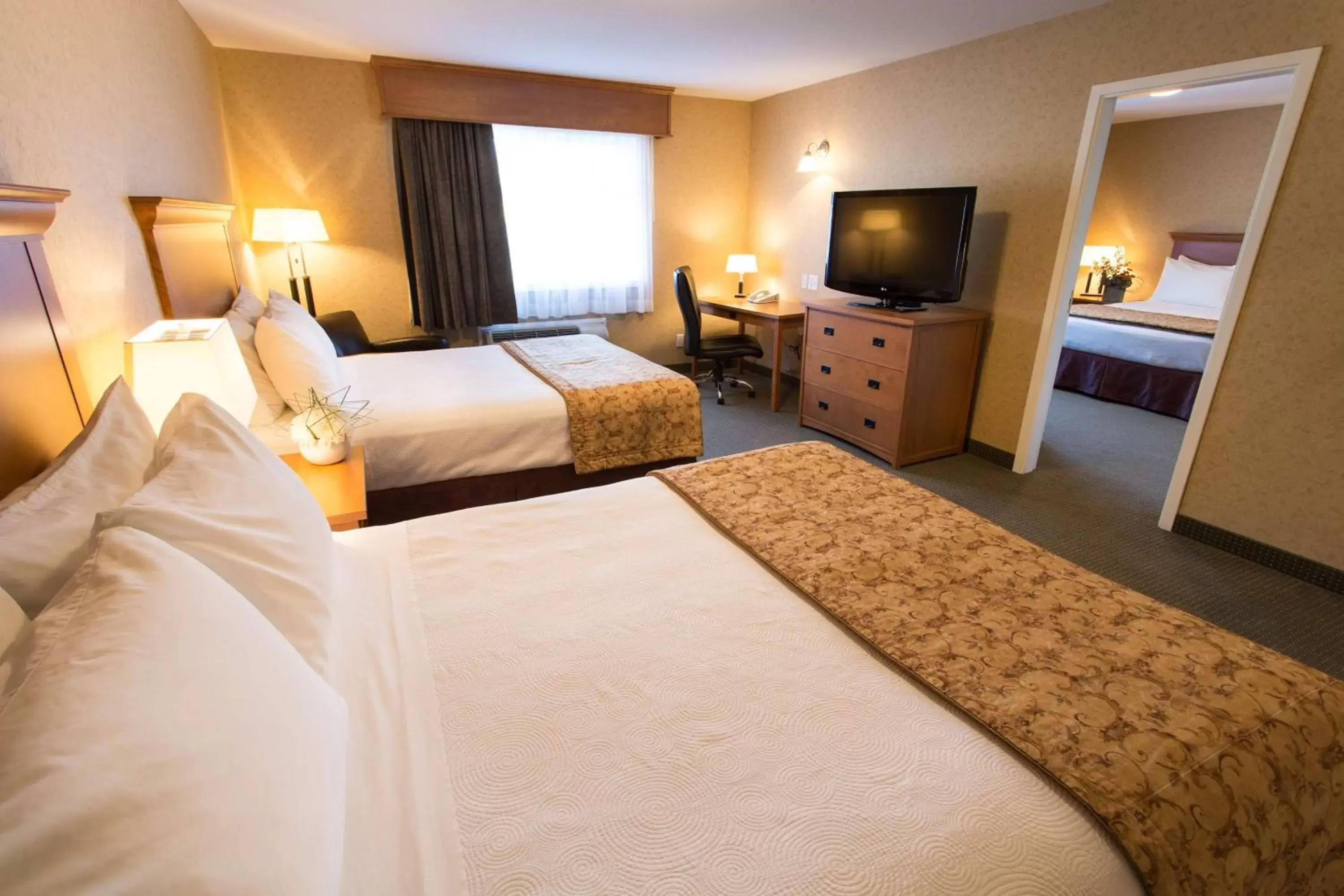 Photo of the whole room, Bed in Best Western Sicamous Inn