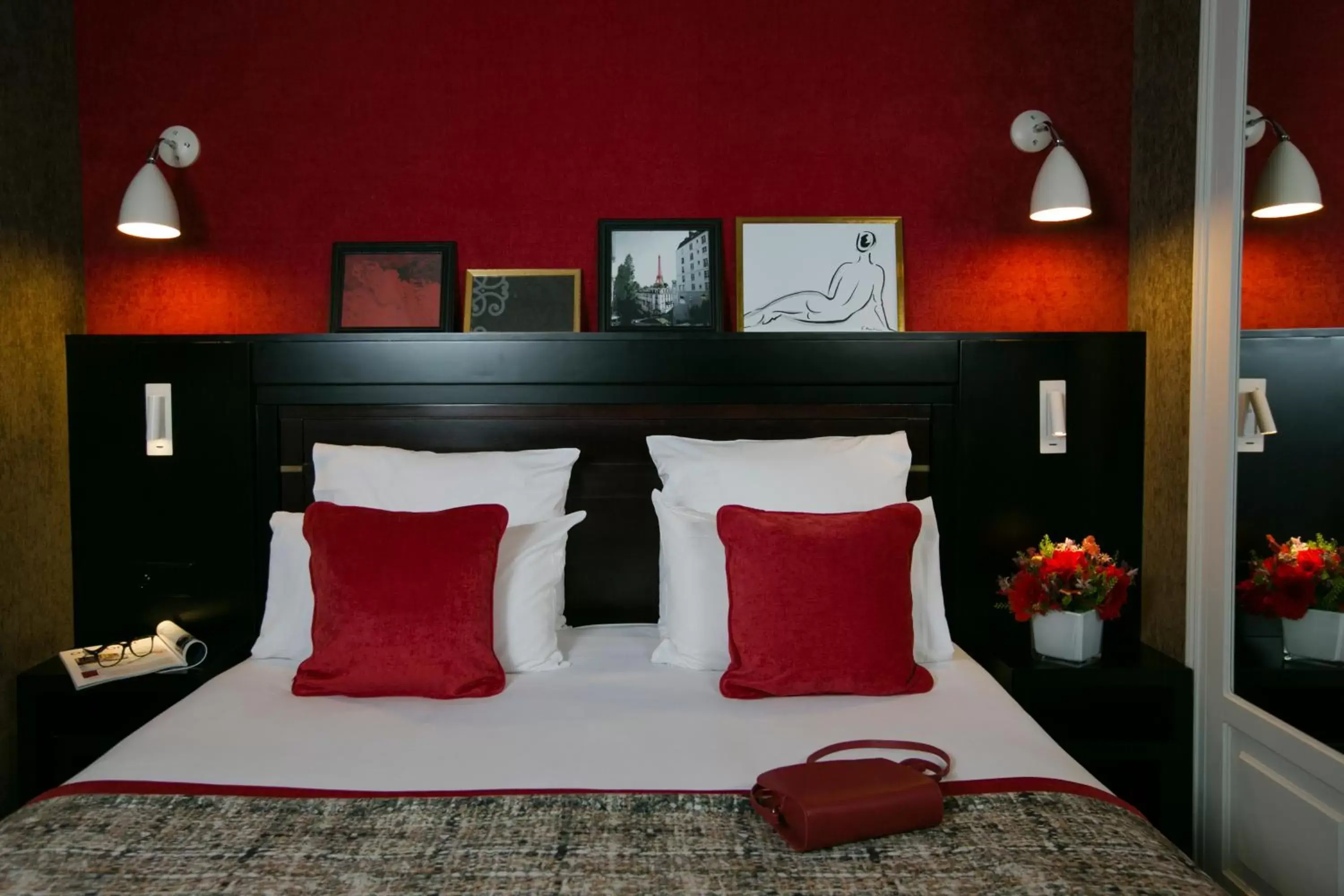 Bedroom, Bed in Hotel de Neuville Arc de Triomphe
